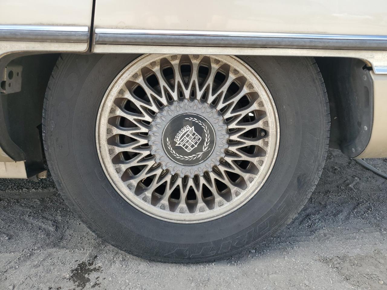 1994 Cadillac Deville Gold vin: 1G6KD52B9RU282964 Damage: Left Rear Tire, Worn, Replacement Required