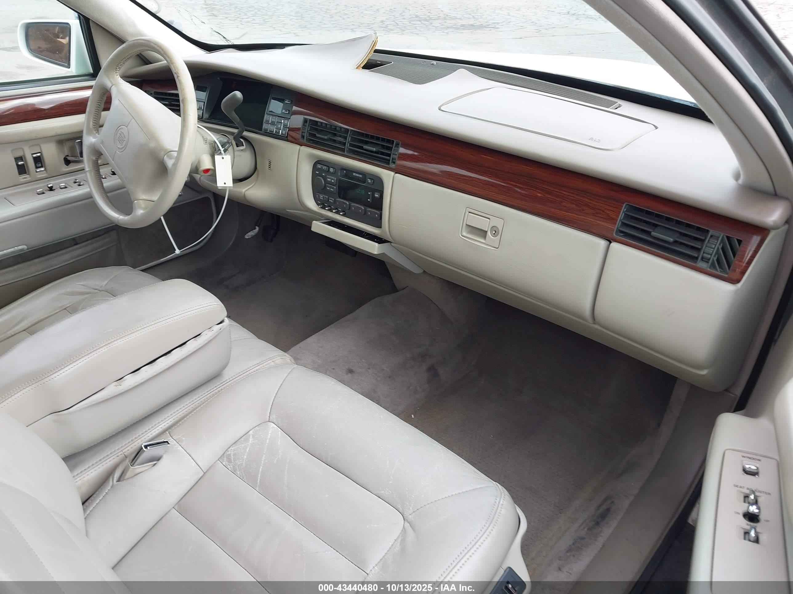 1996 Cadillac Deville   Белый vin: 1G6KD52Y2TU205218