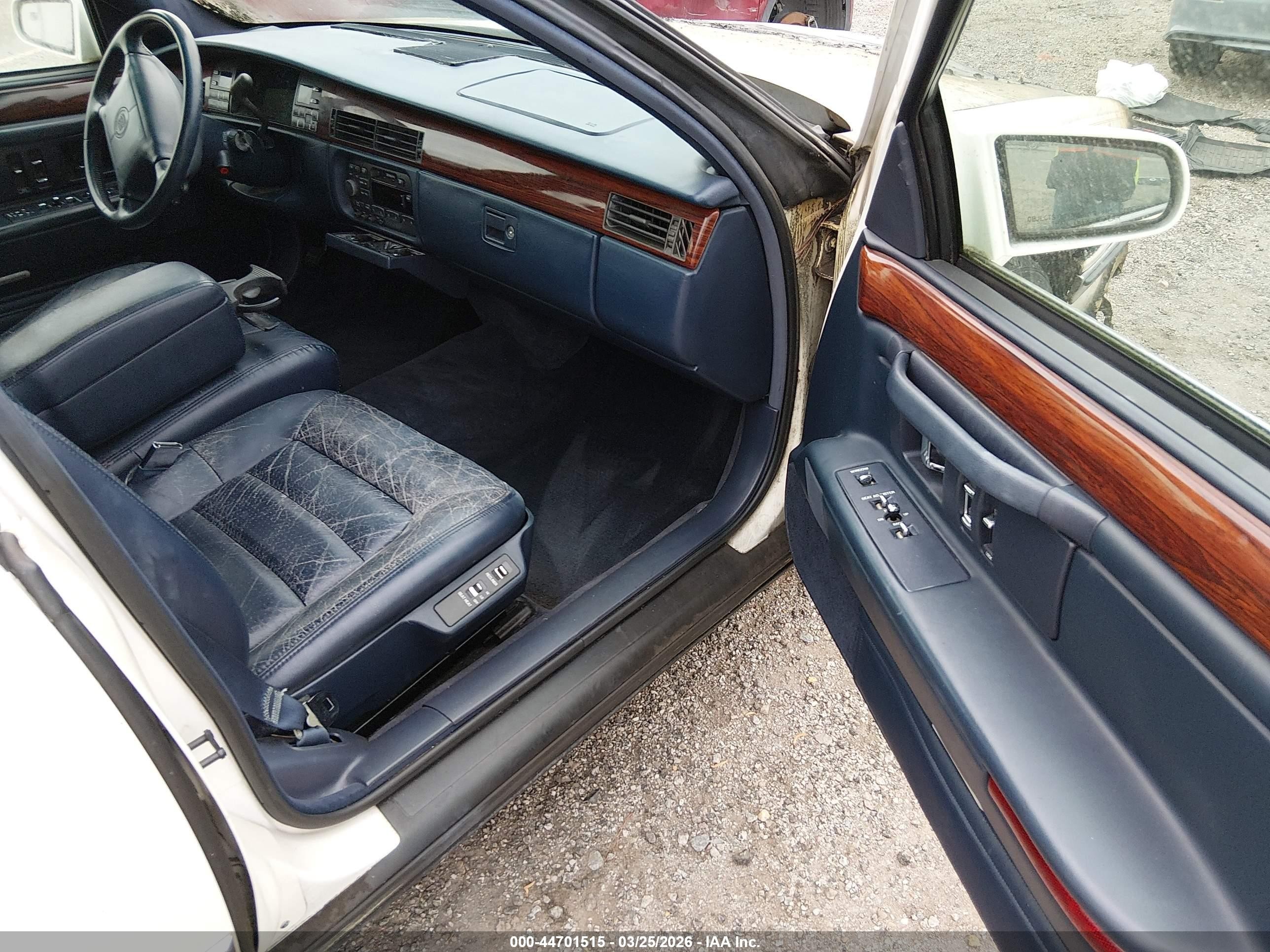 1996 Cadillac Deville   White vin: 1G6KD52Y3TU270031