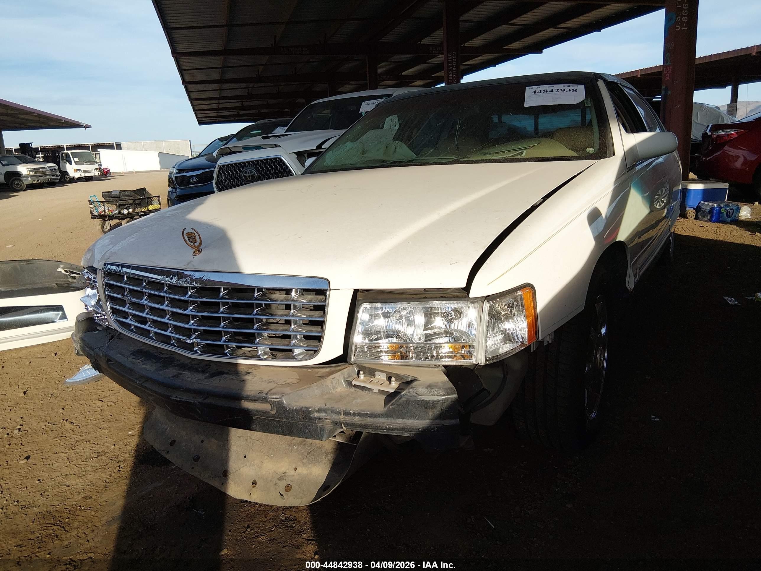 1998 Cadillac Deville Standard Белый vin: 1G6KD54Y1WU737870