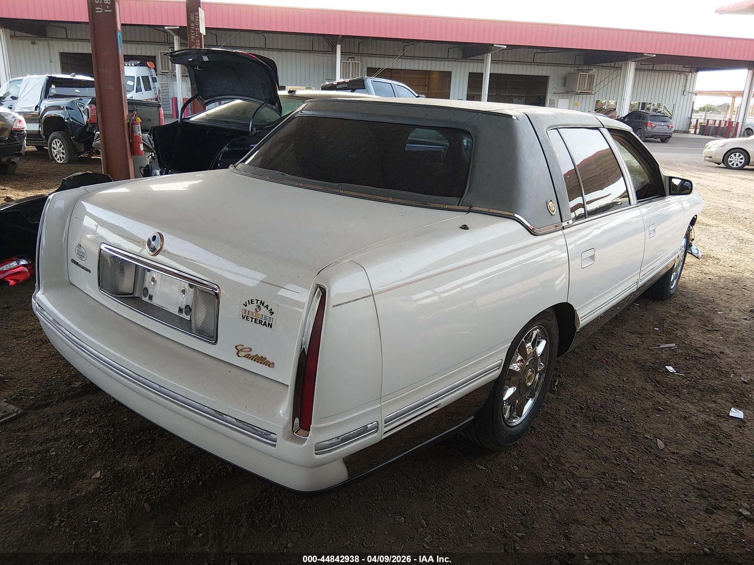 1998 Cadillac Deville Standard Белый vin: 1G6KD54Y1WU737870