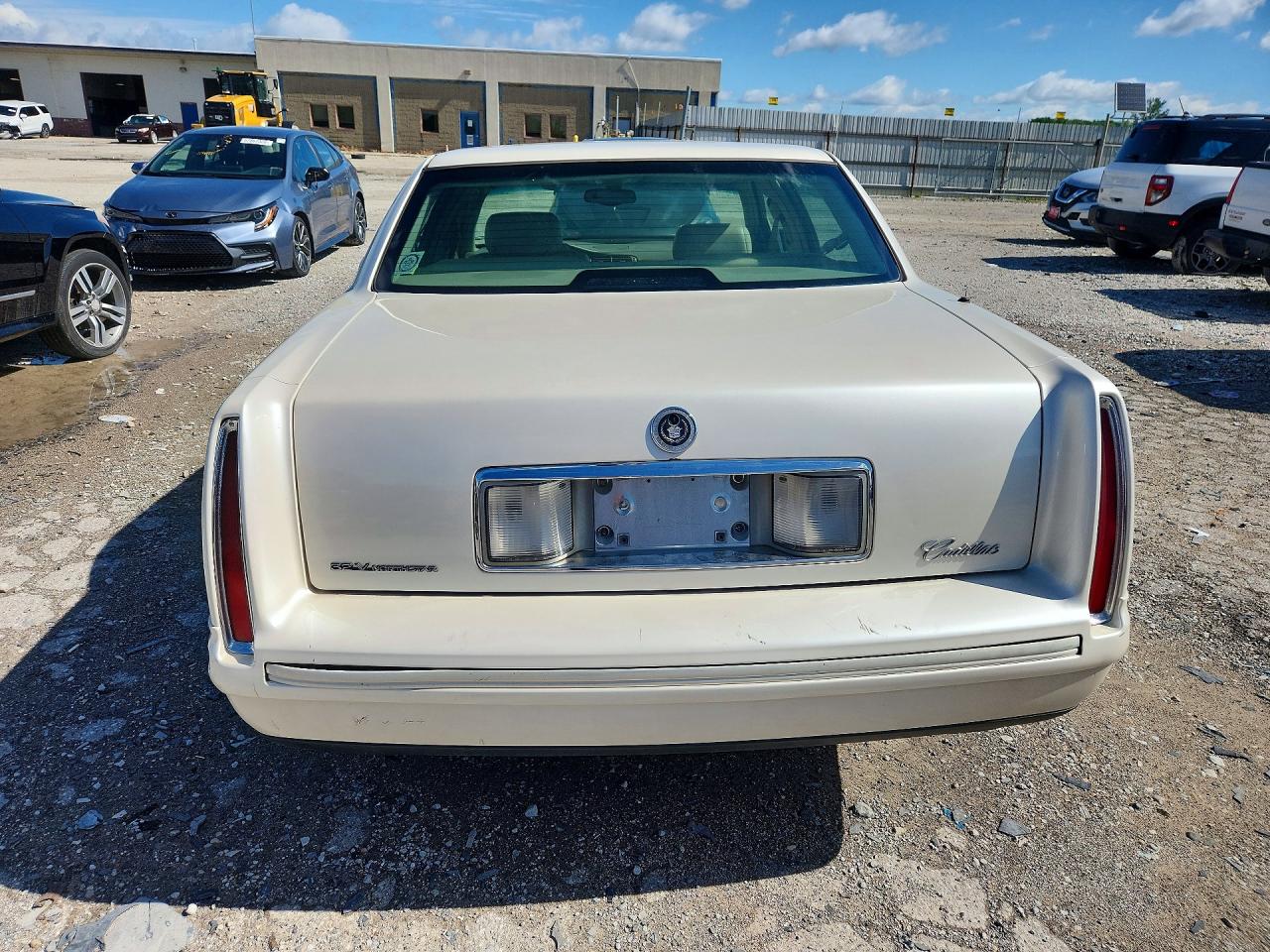1999 Cadillac Deville Кремовый vin: 1G6KD54Y1XU701291