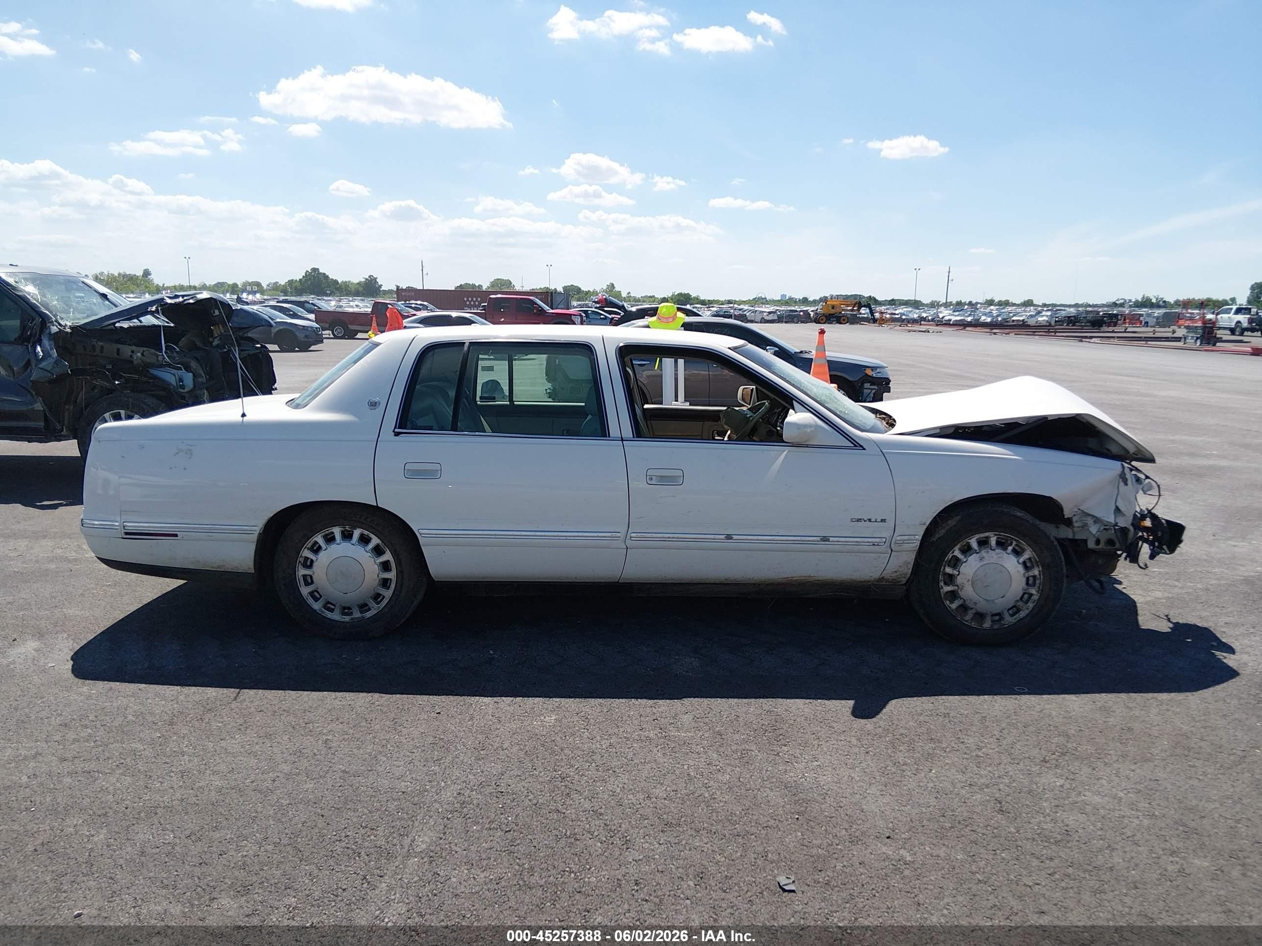 1999 Cadillac Deville Standard White vin: 1G6KD54Y1XU713151