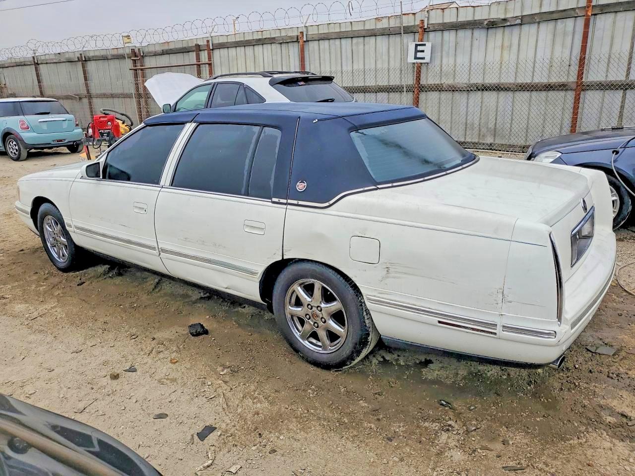 1999 Cadillac Deville Белый vin: 1G6KD54Y1XU773348