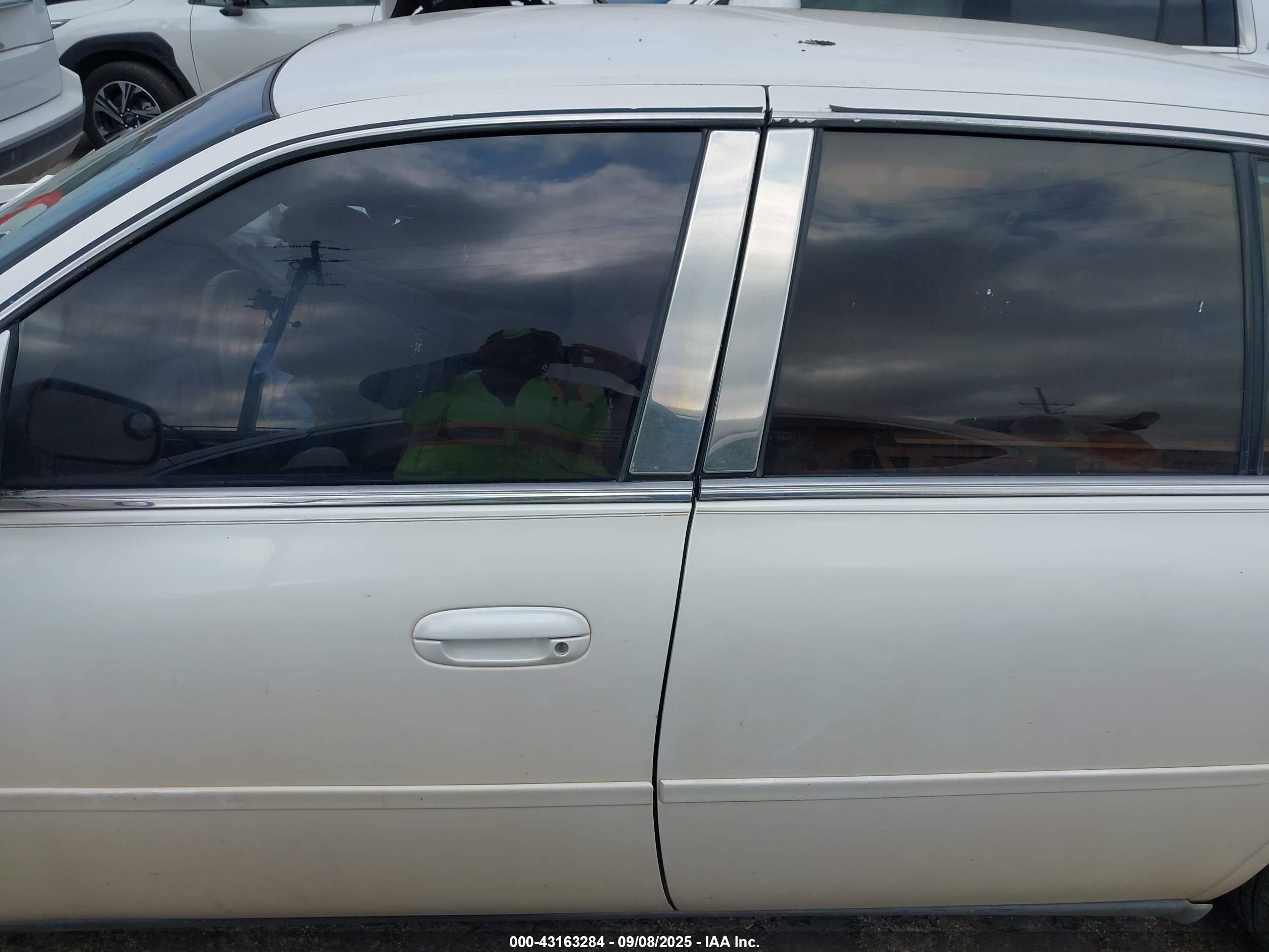 2000 Cadillac Deville Standard White vin: 1G6KD54Y1YU219423