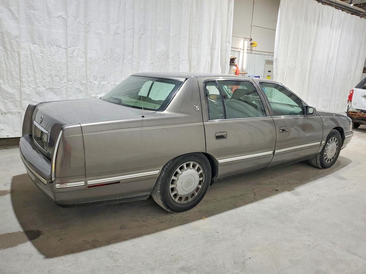 1998 Cadillac Deville Silver vin: 1G6KD54Y2WU742222