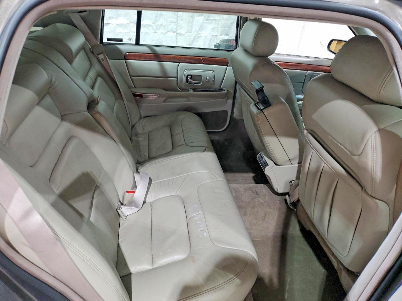 1998 Cadillac Deville Silver vin: 1G6KD54Y2WU742222