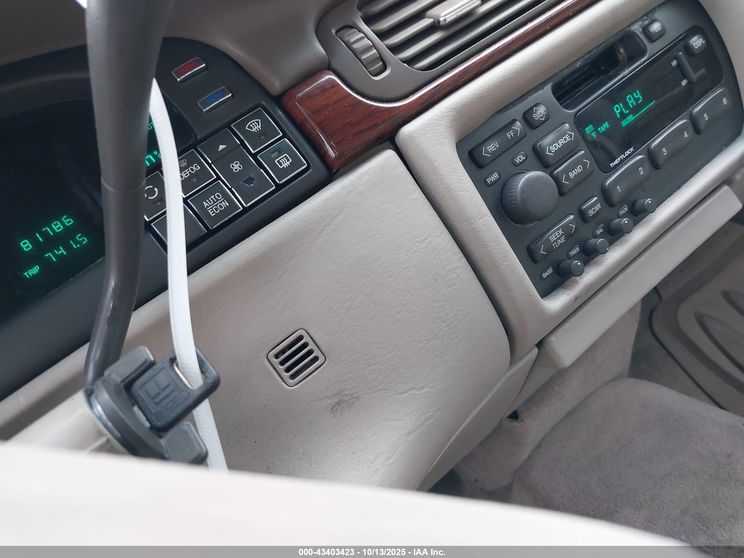 1998 Cadillac Deville Standard White vin: 1G6KD54Y2WU803844
