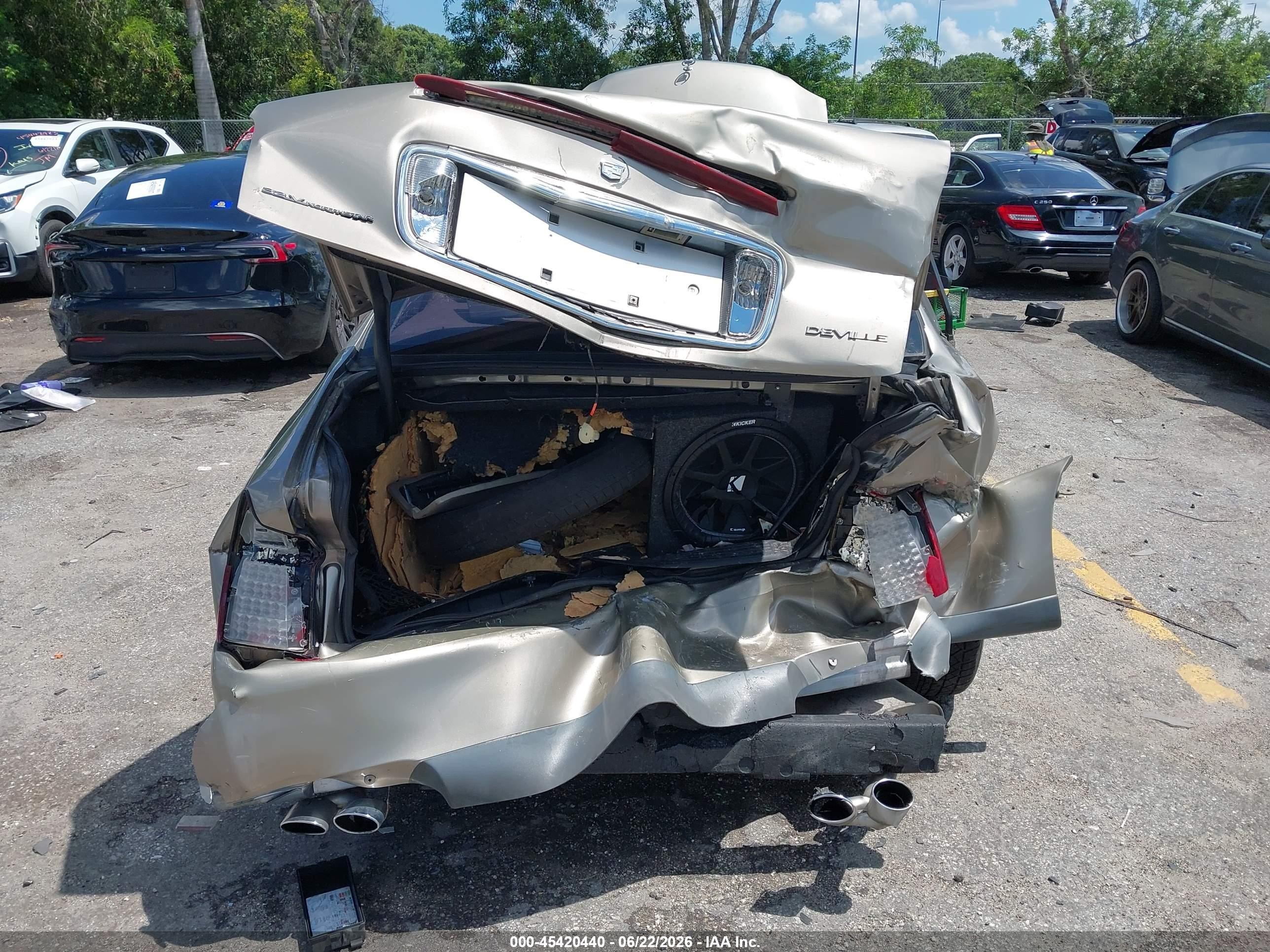 2002 Cadillac Deville   Золотой vin: 1G6KD54Y32U257906