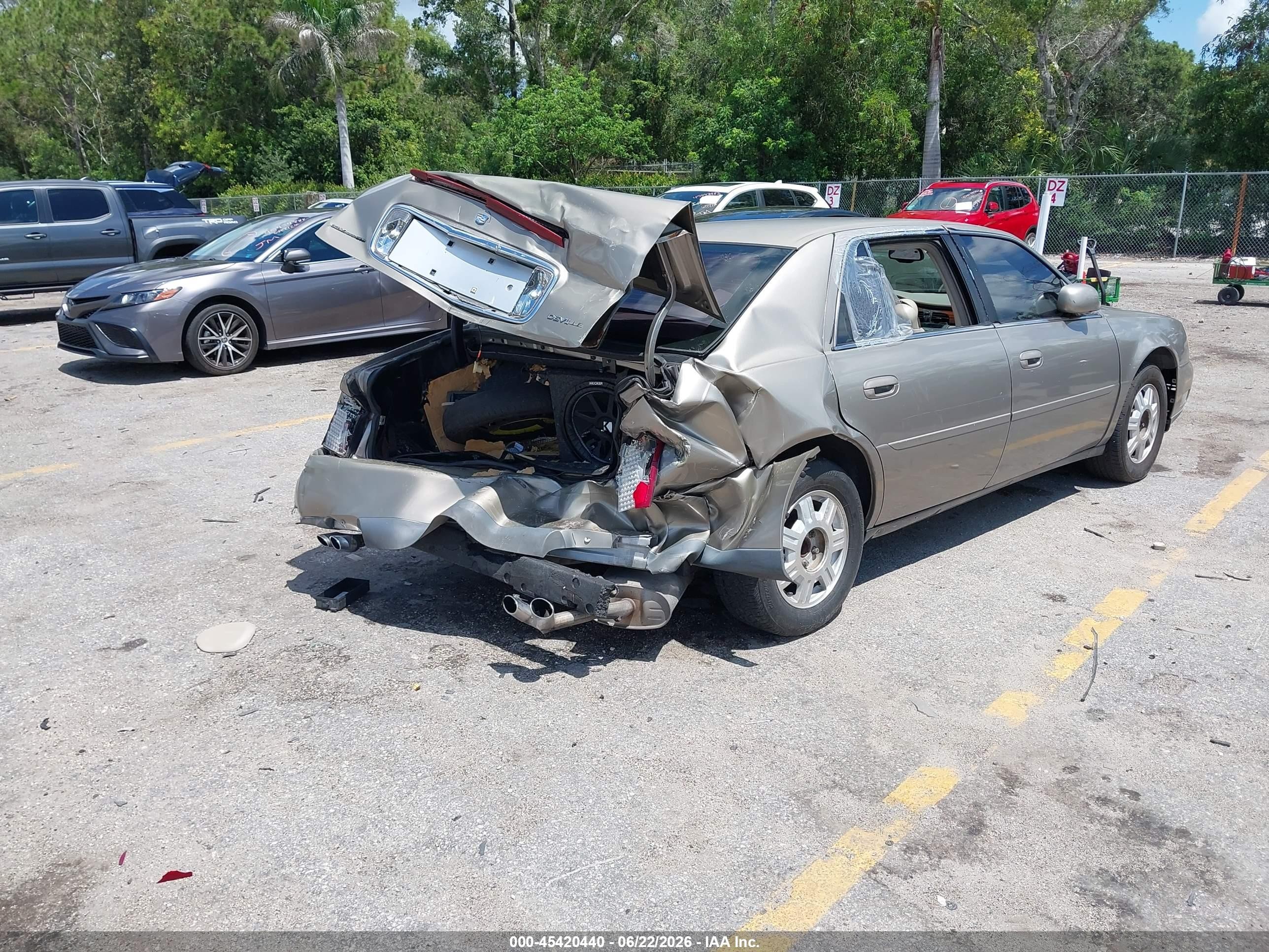 2002 Cadillac Deville   Золотой vin: 1G6KD54Y32U257906