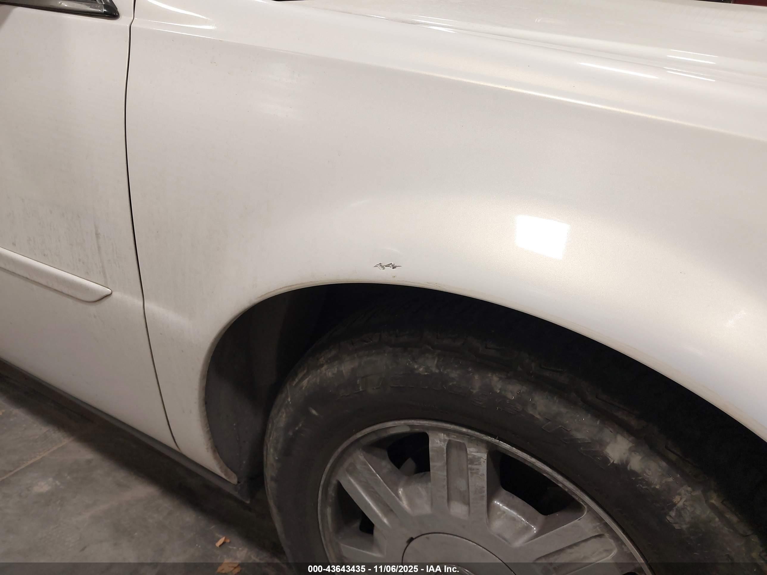 2005 Cadillac Deville Standard White vin: 1G6KD54Y45U196652
