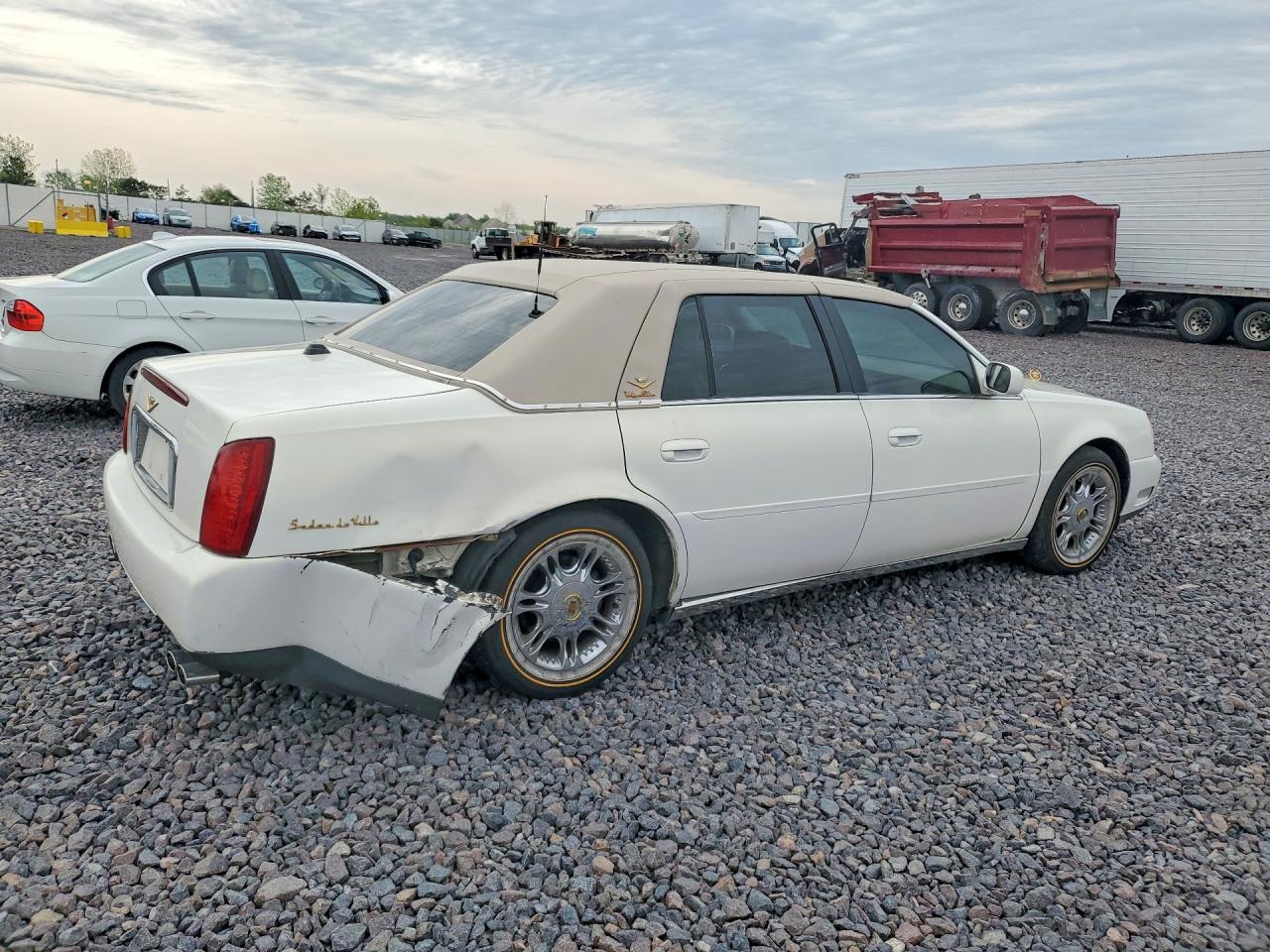 2004 Cadillac Deville White vin: 1G6KD54Y64U224515