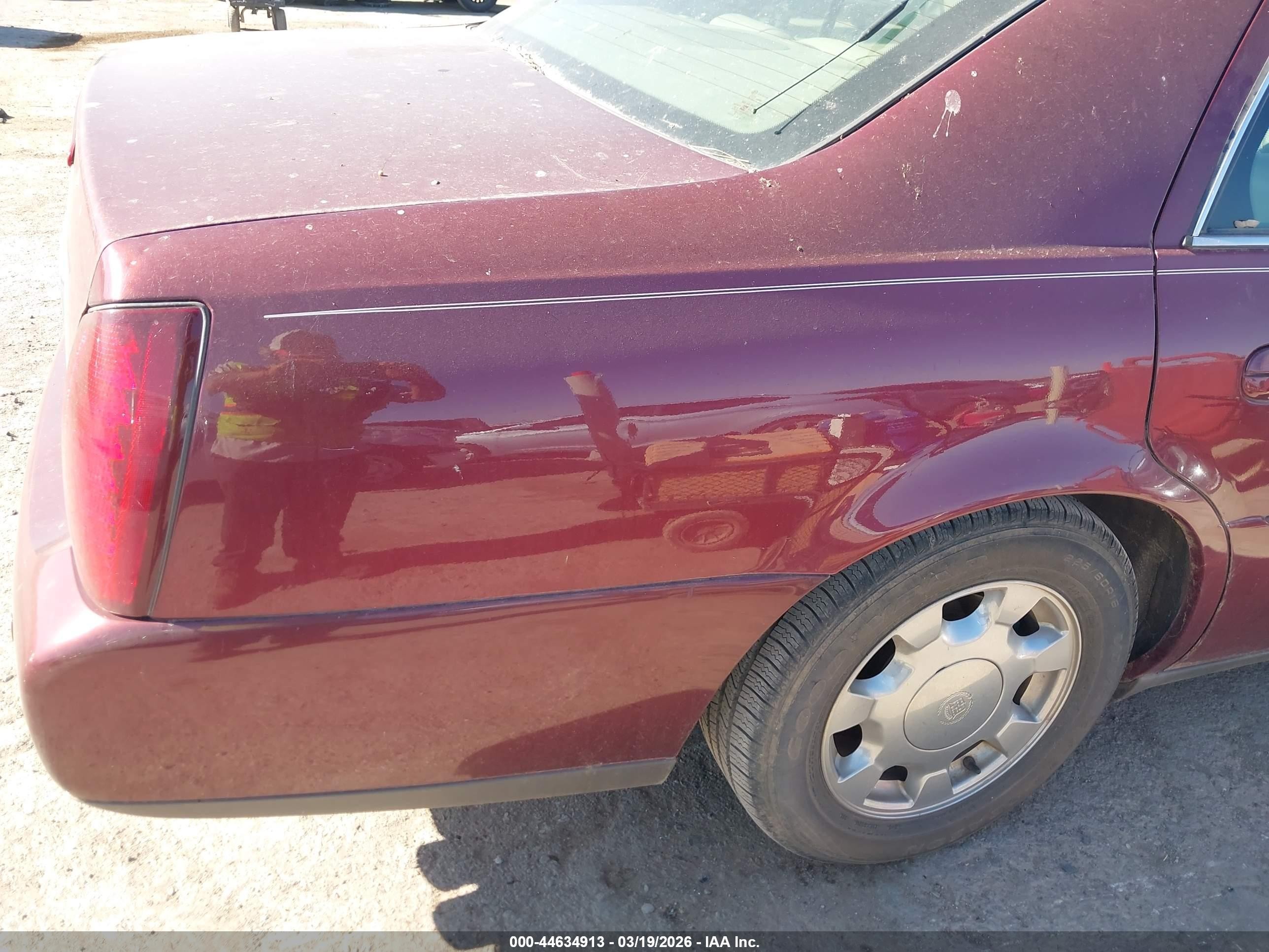 2000 Cadillac Deville Standard Red vin: 1G6KD54Y8YU255819
