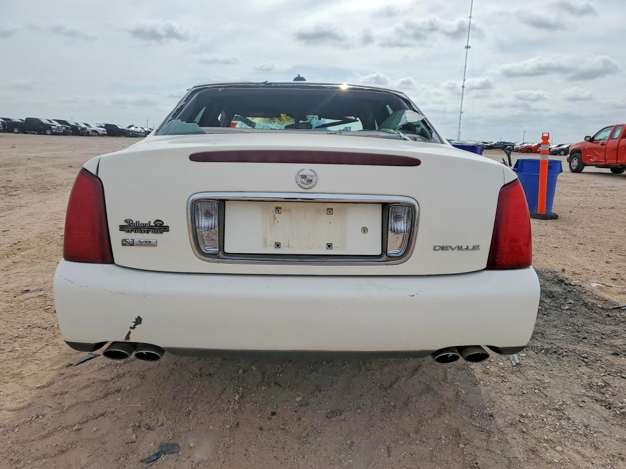 2004 Cadillac Deville White vin: 1G6KD54Y94U101503