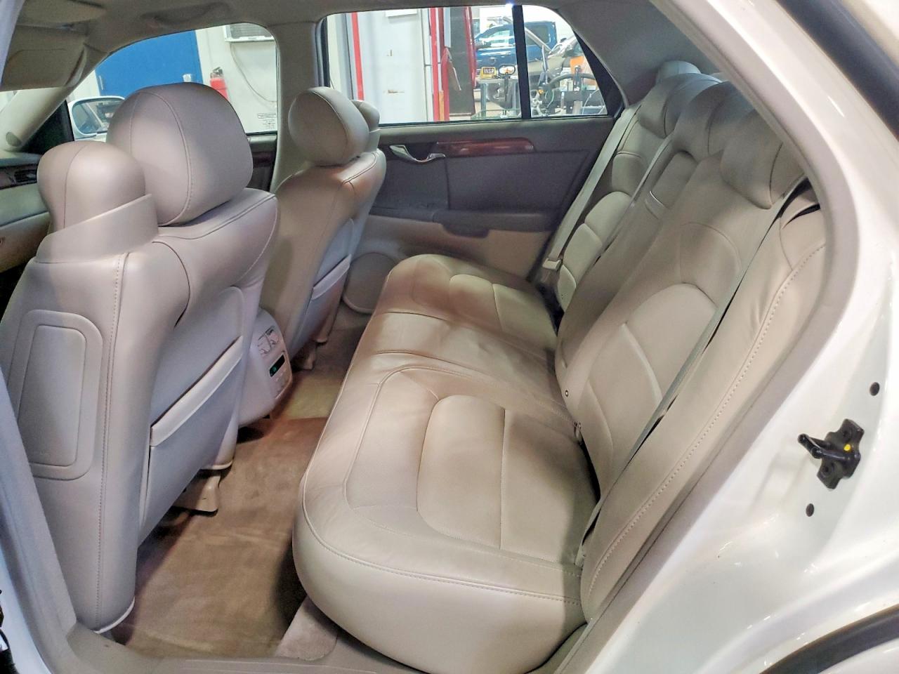 2004 Cadillac Deville Белый vin: 1G6KD54Y94U154251