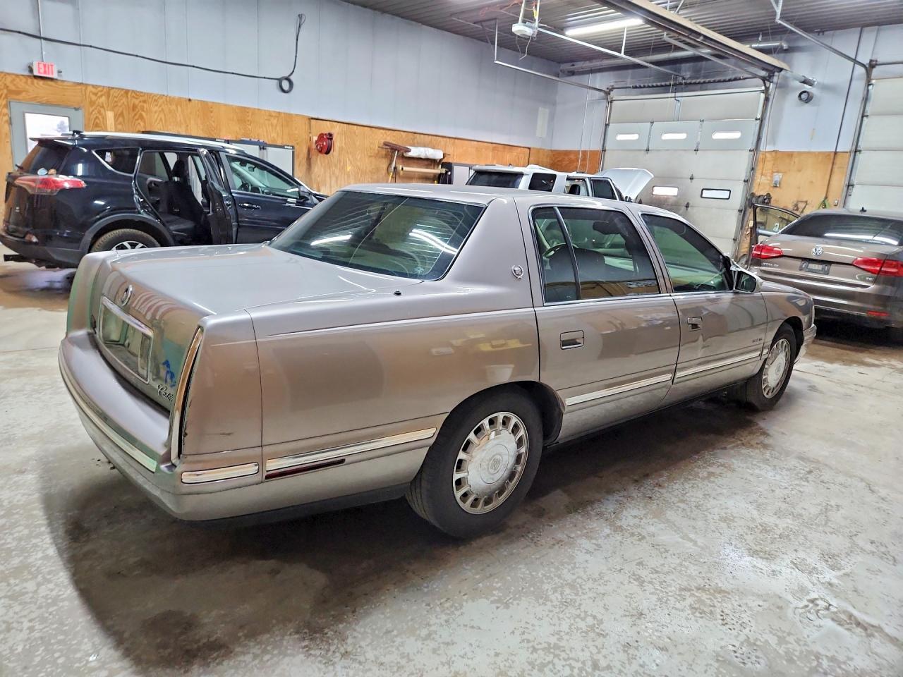 1998 Cadillac Deville Желто-коричневый vin: 1G6KD54YXWU770396