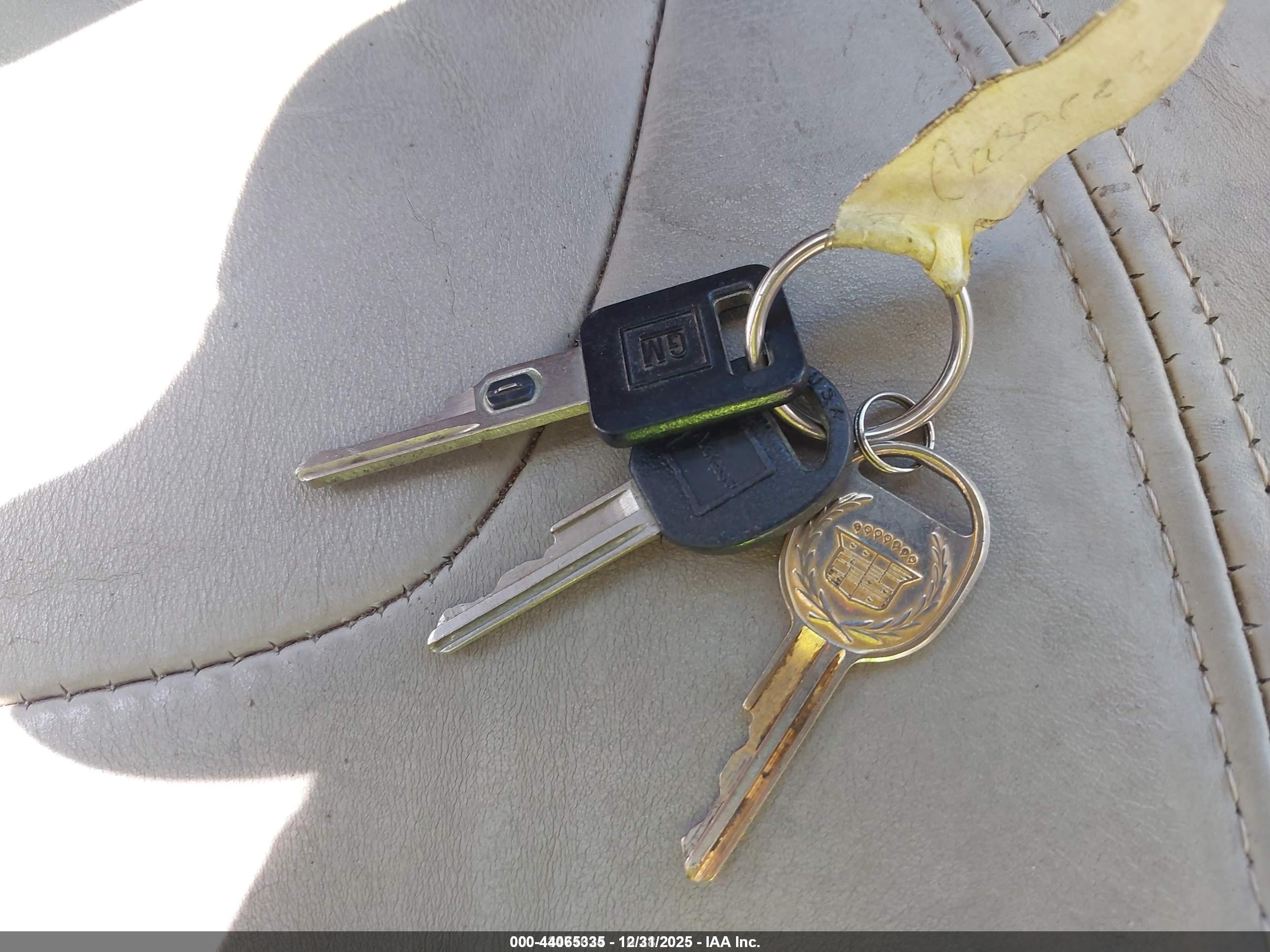 1998 Cadillac Deville Standard Золотой vin: 1G6KD54YXWU789210