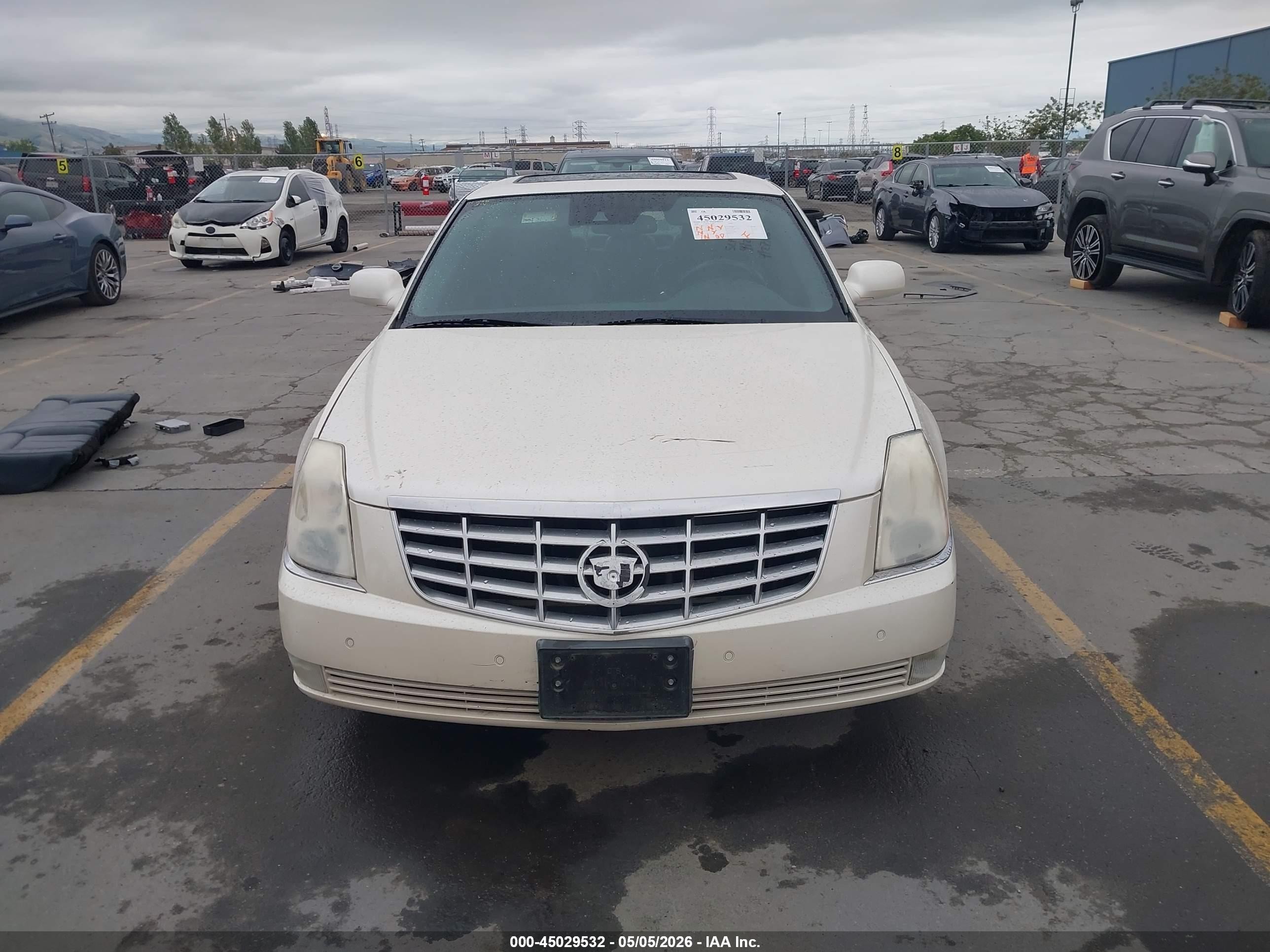 2008 Cadillac Dts 1sb White vin: 1G6KD57YX8U105559