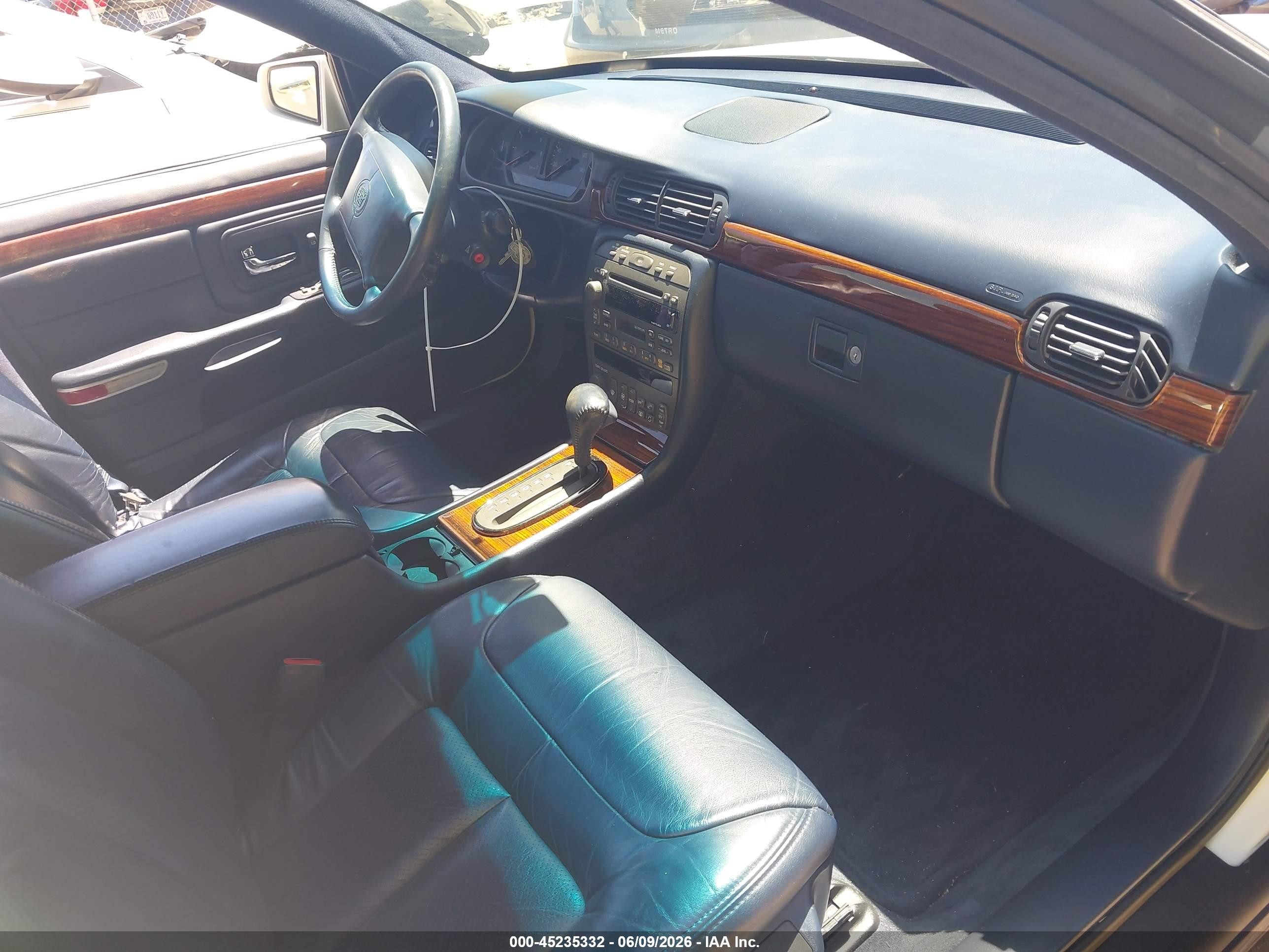 1998 Cadillac Deville Concours White vin: 1G6KF5499WU789895