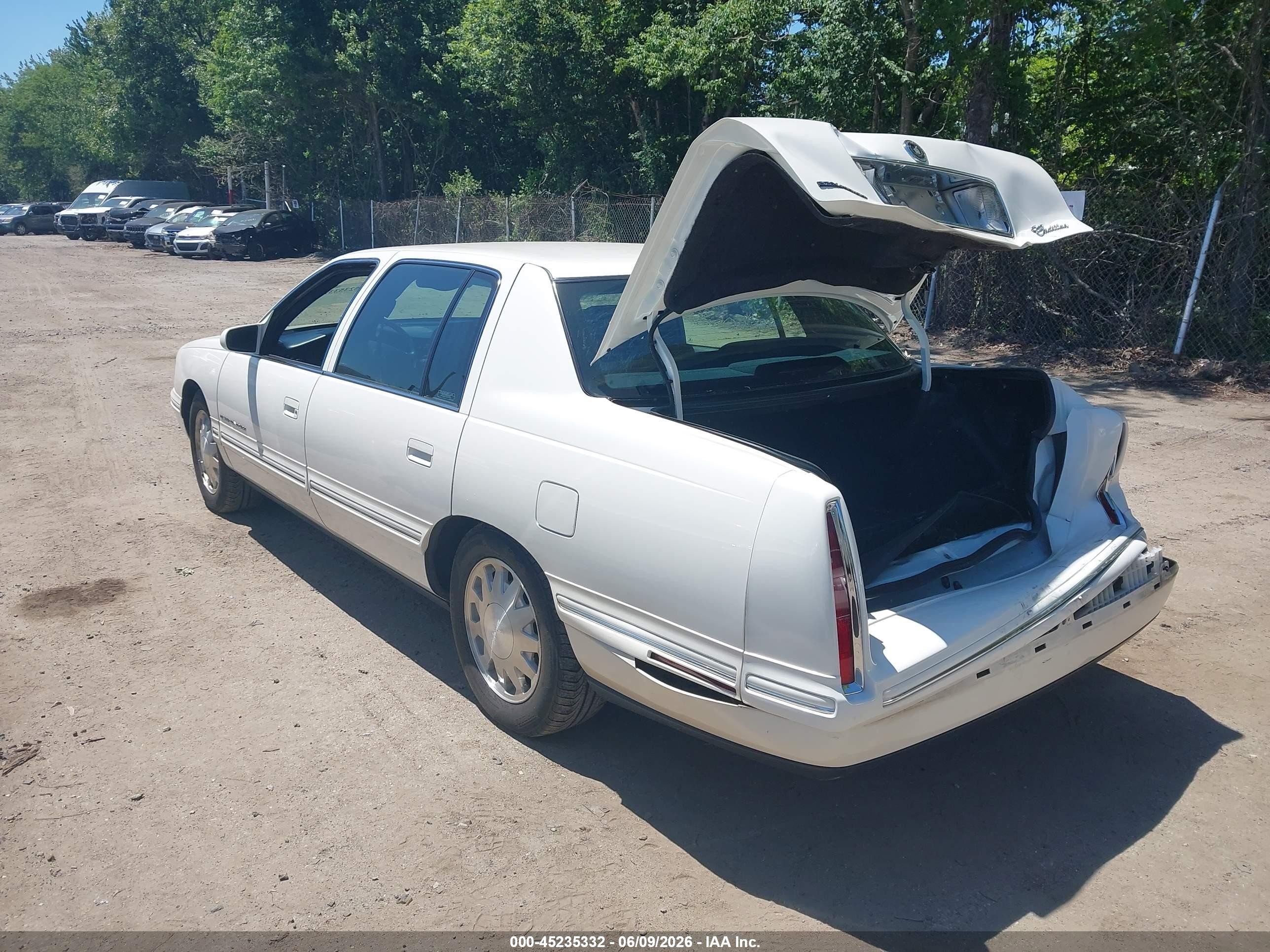 1998 Cadillac Deville Concours White vin: 1G6KF5499WU789895