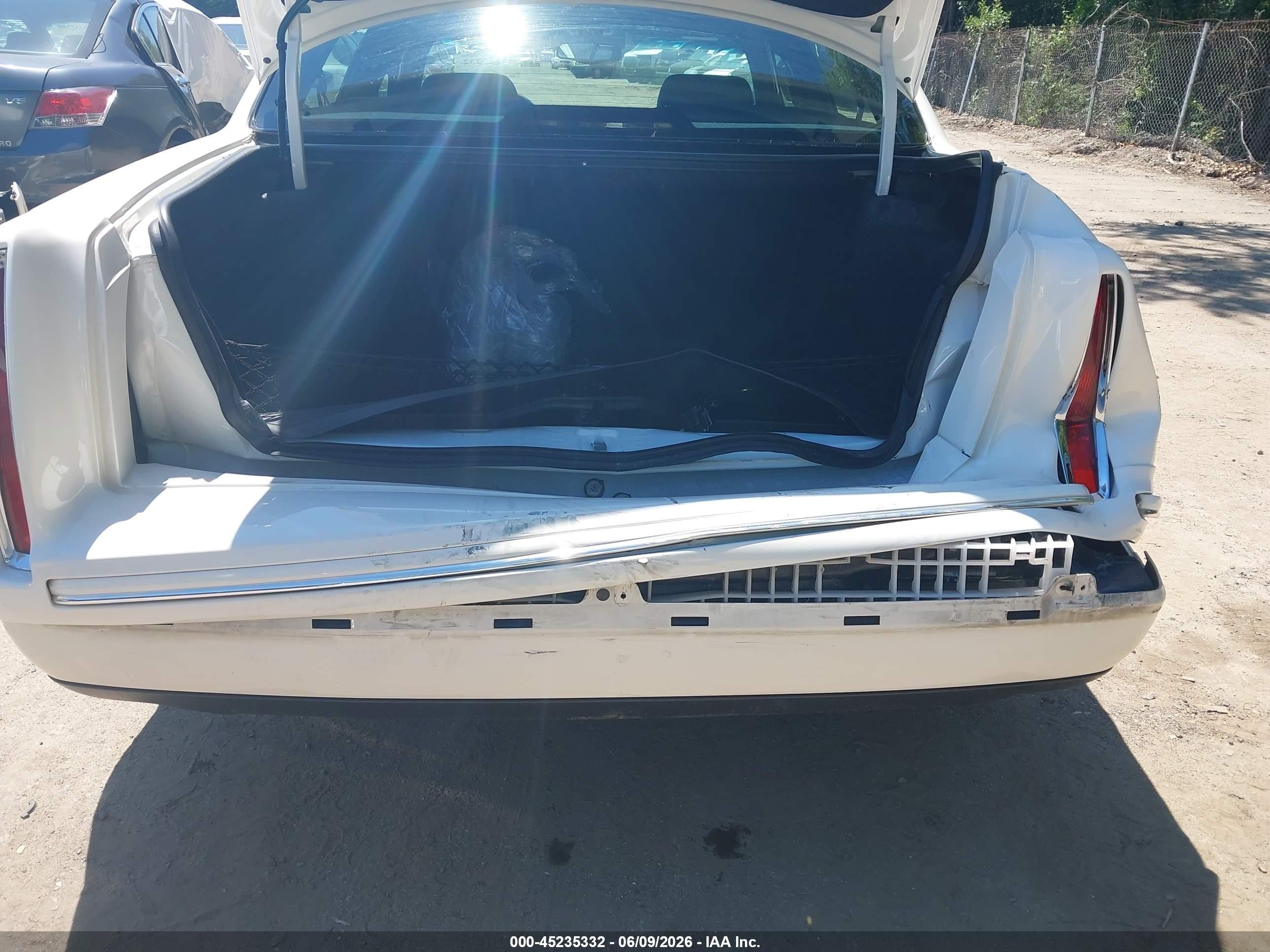 1998 Cadillac Deville Concours White vin: 1G6KF5499WU789895