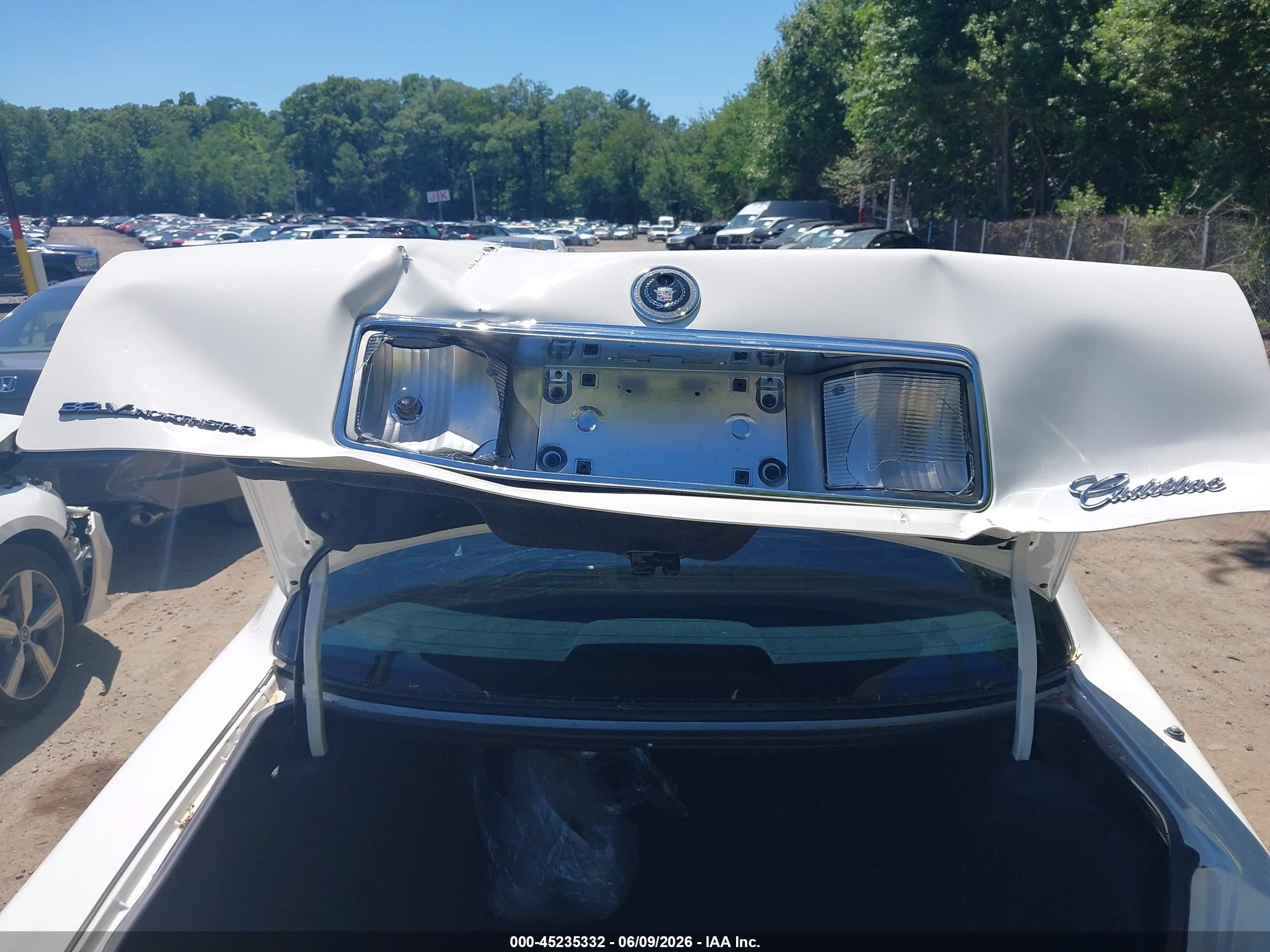 1998 Cadillac Deville Concours White vin: 1G6KF5499WU789895