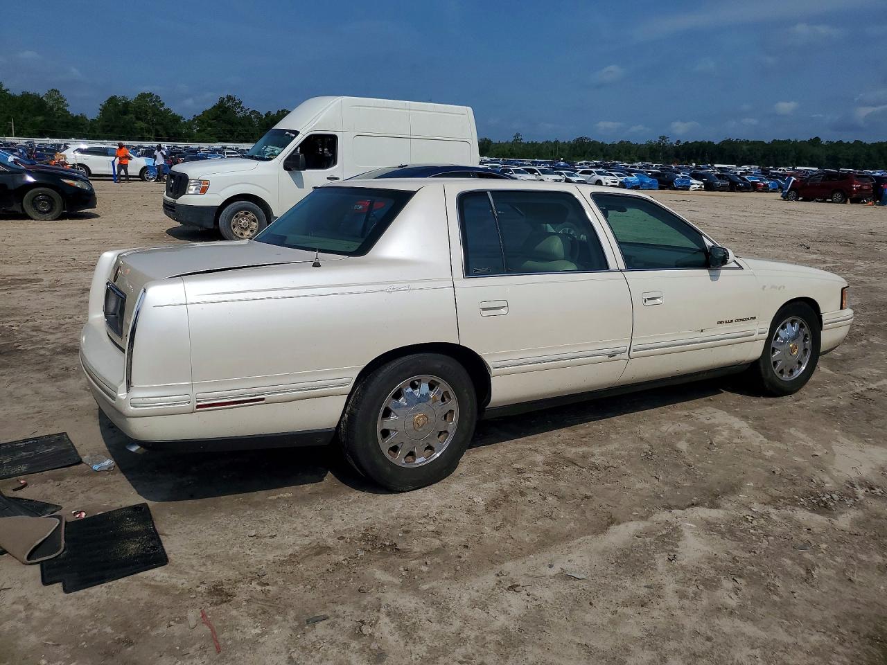 1999 Cadillac Deville Concours Cream vin: 1G6KF549XXU755014