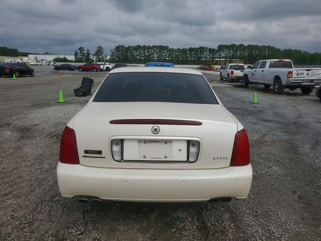 2000 Cadillac Deville Dts White vin: 1G6KF5799YU354597