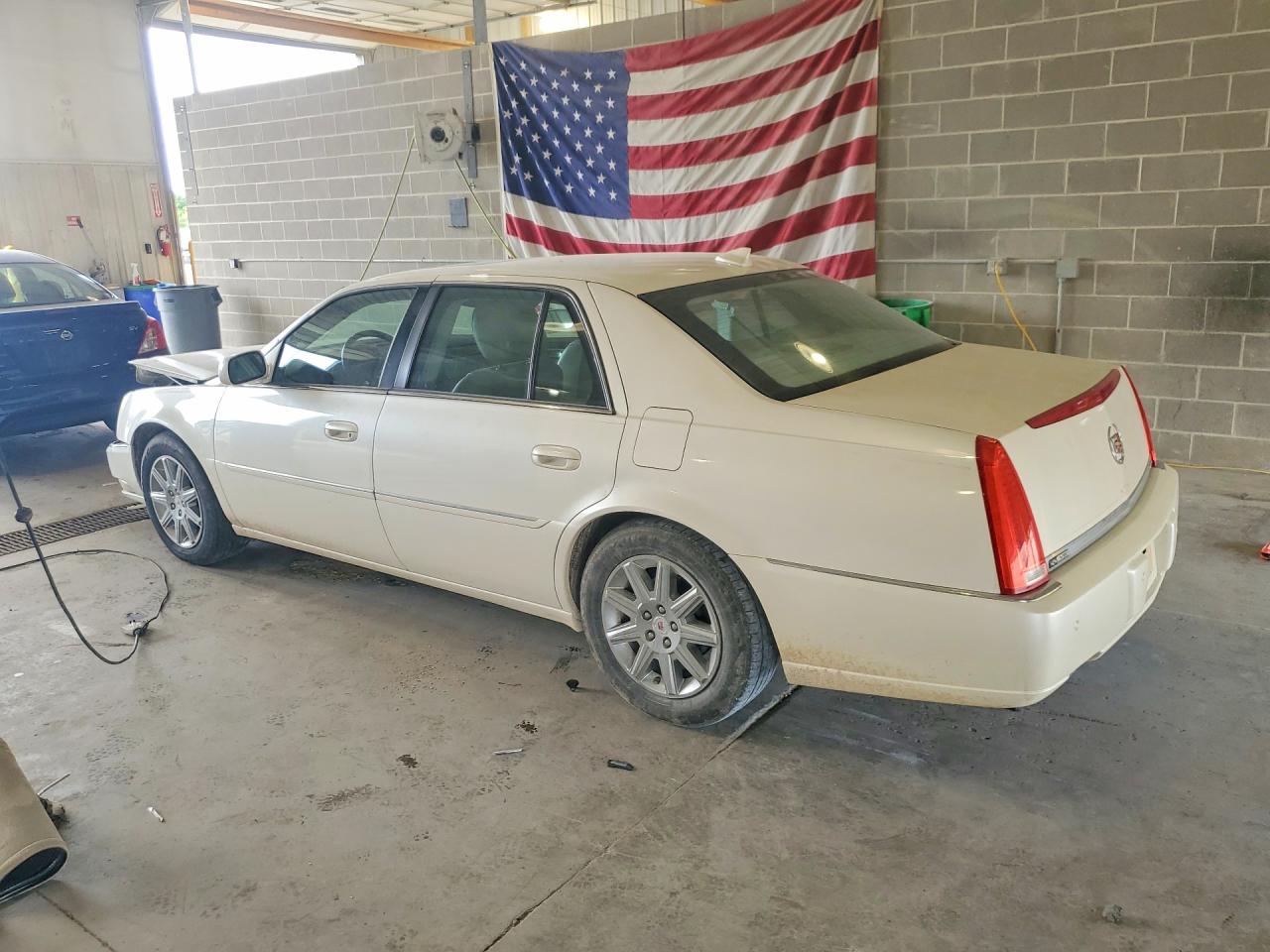 2010 Cadillac Dts Premium Collection Белый vin: 1G6KH5EY3AU126637