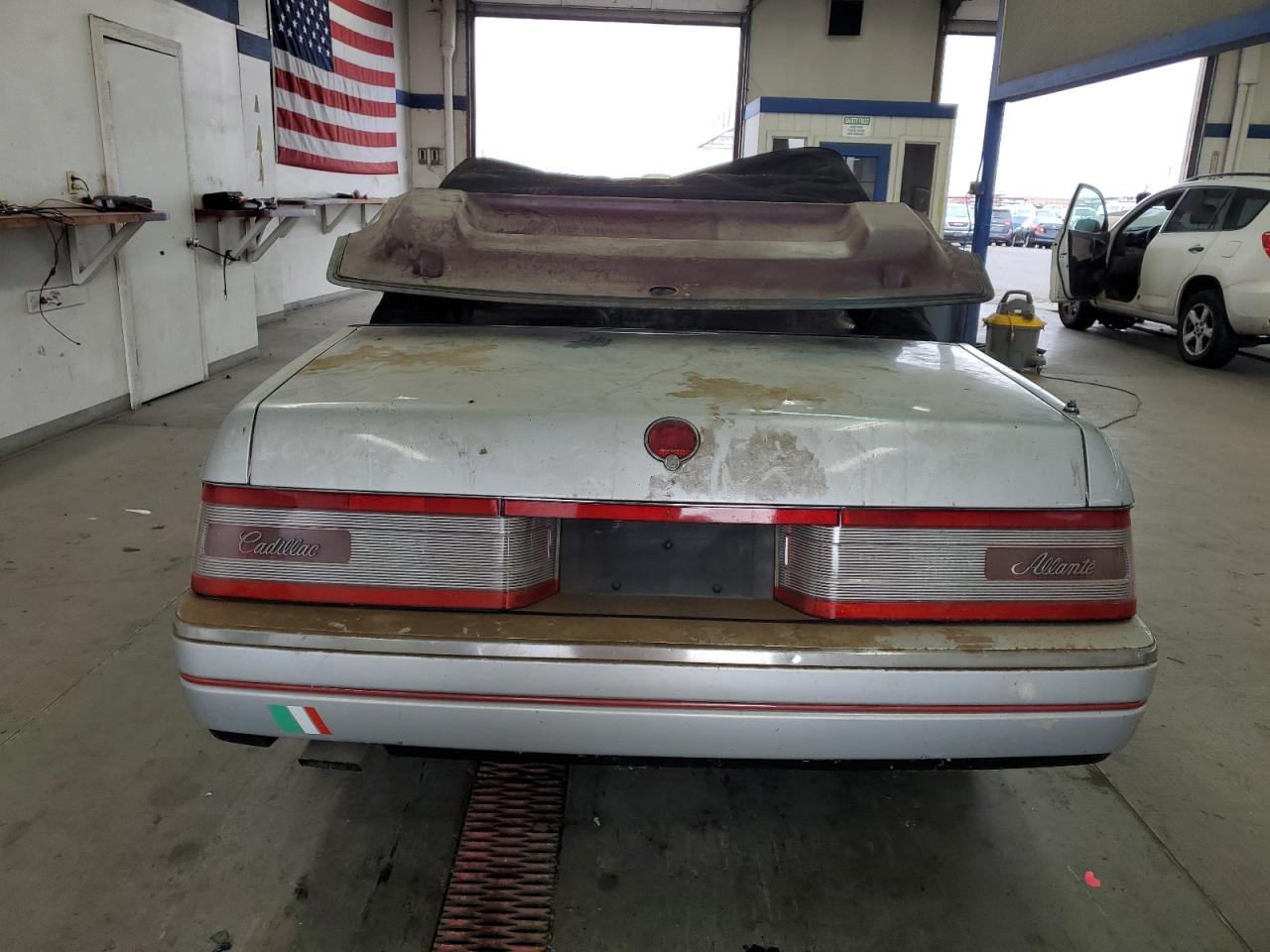 1987 Cadillac Allante Серебряный vin: 1G6VR3175HU103303