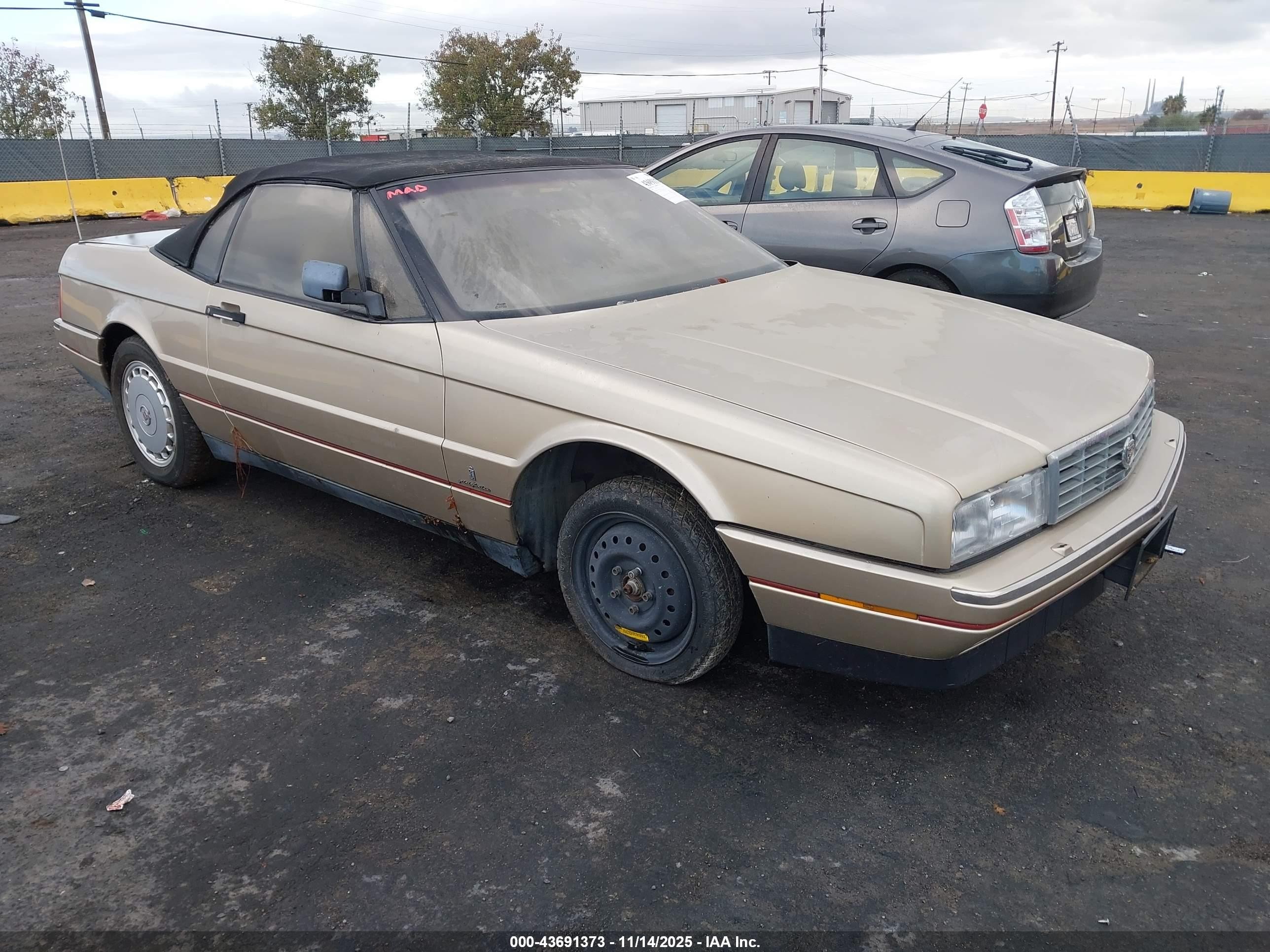 1990 Cadillac Allante   Gold vin: 1G6VS3381LU126242