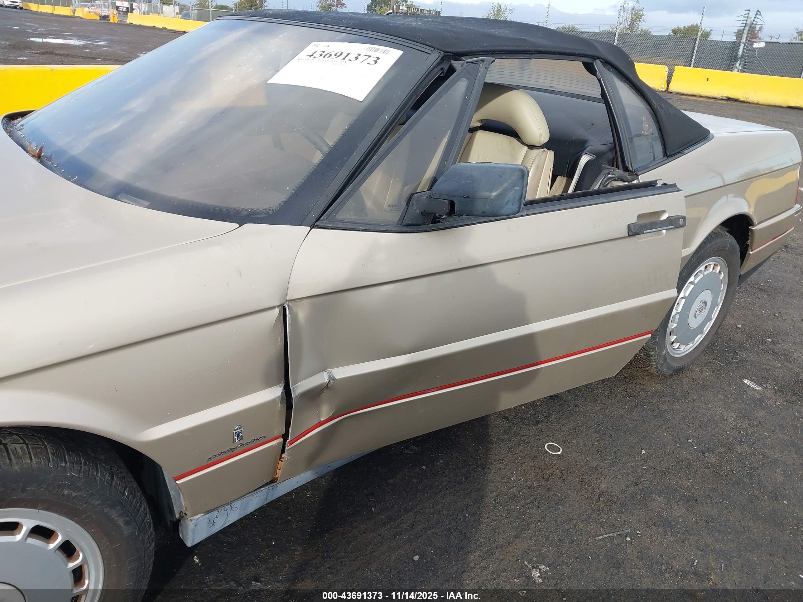 1990 Cadillac Allante   Gold vin: 1G6VS3381LU126242