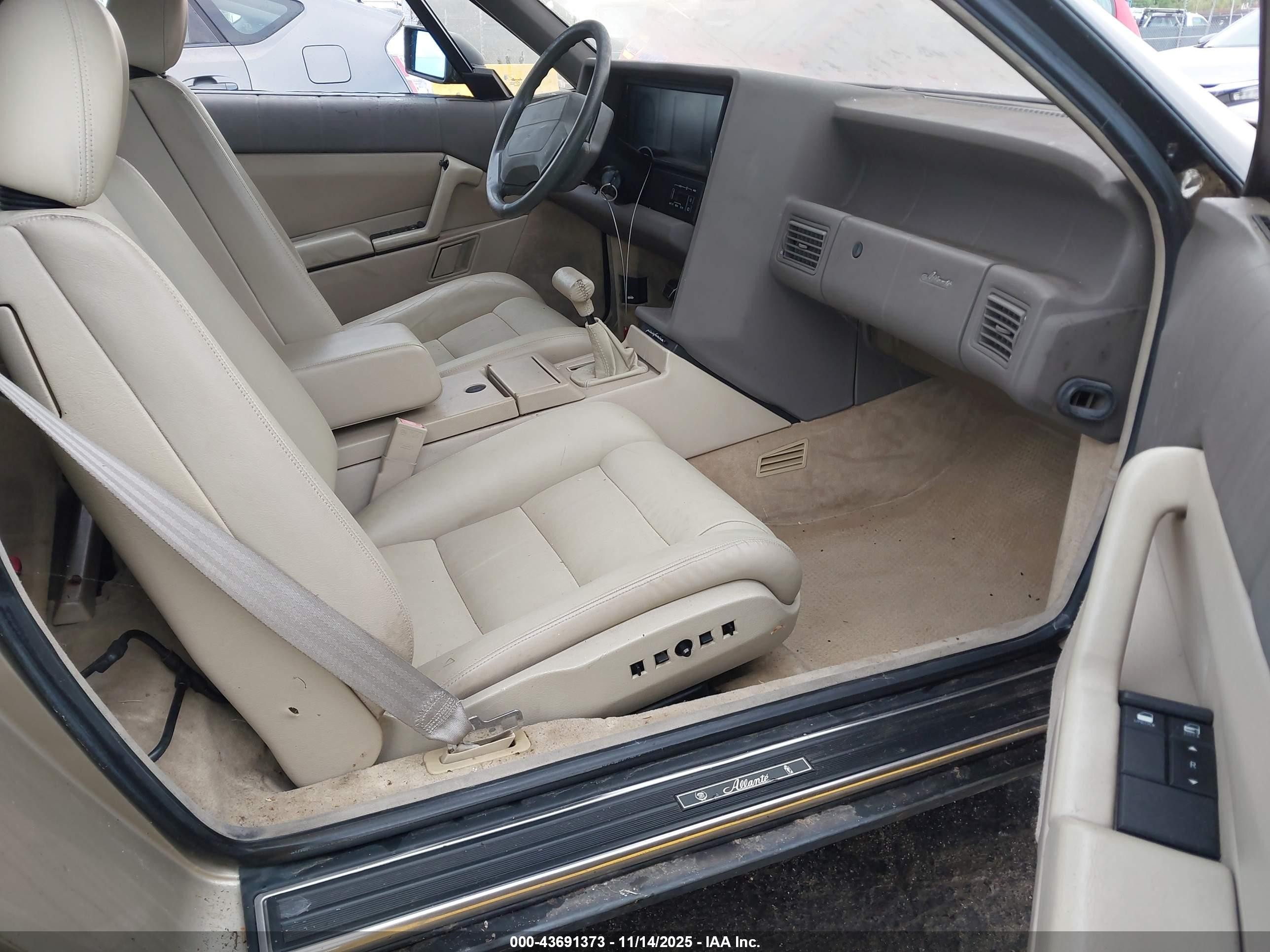 1990 Cadillac Allante   Gold vin: 1G6VS3381LU126242