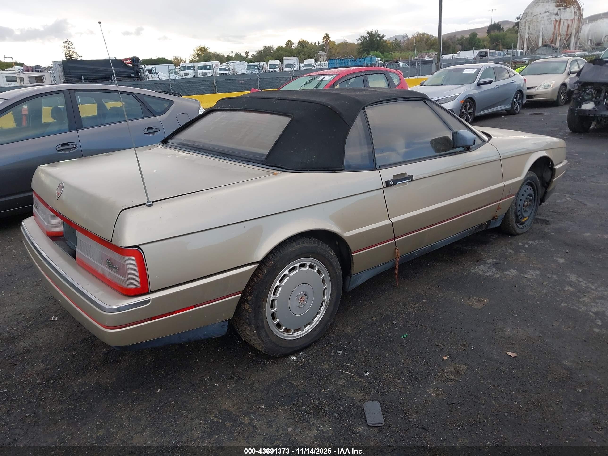 1990 Cadillac Allante   Gold vin: 1G6VS3381LU126242