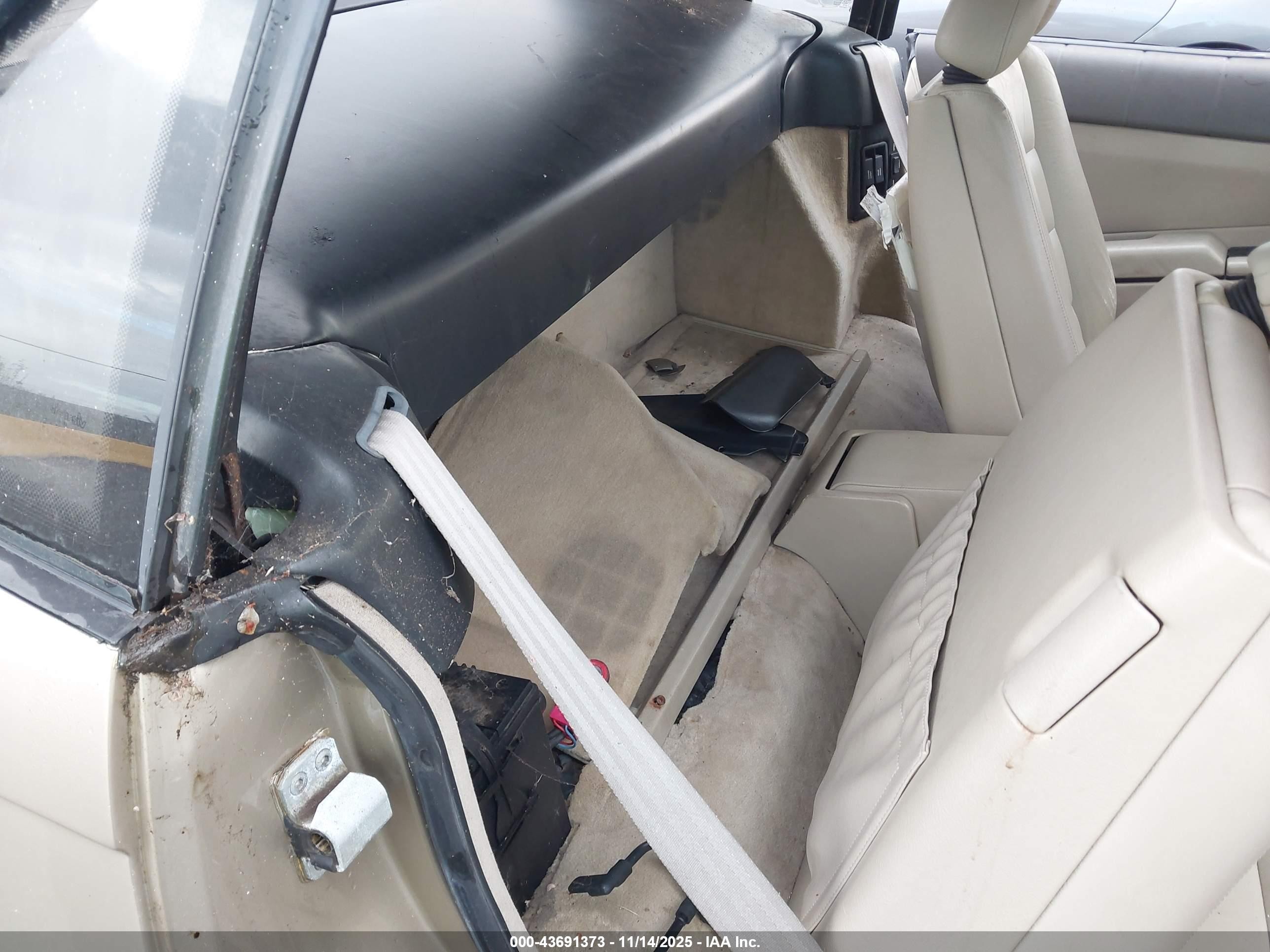 1990 Cadillac Allante   Gold vin: 1G6VS3381LU126242