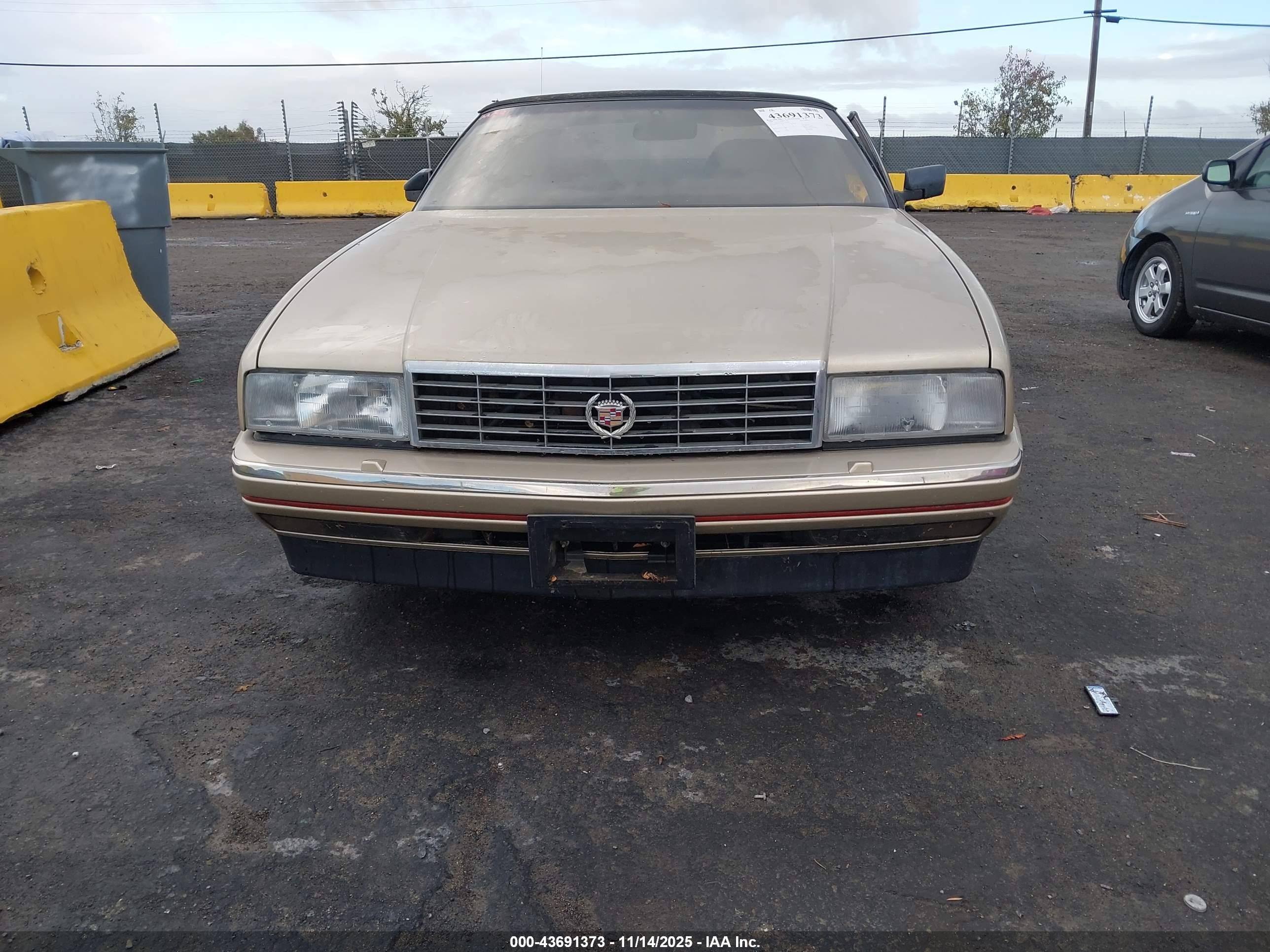 1990 Cadillac Allante   Gold vin: 1G6VS3381LU126242