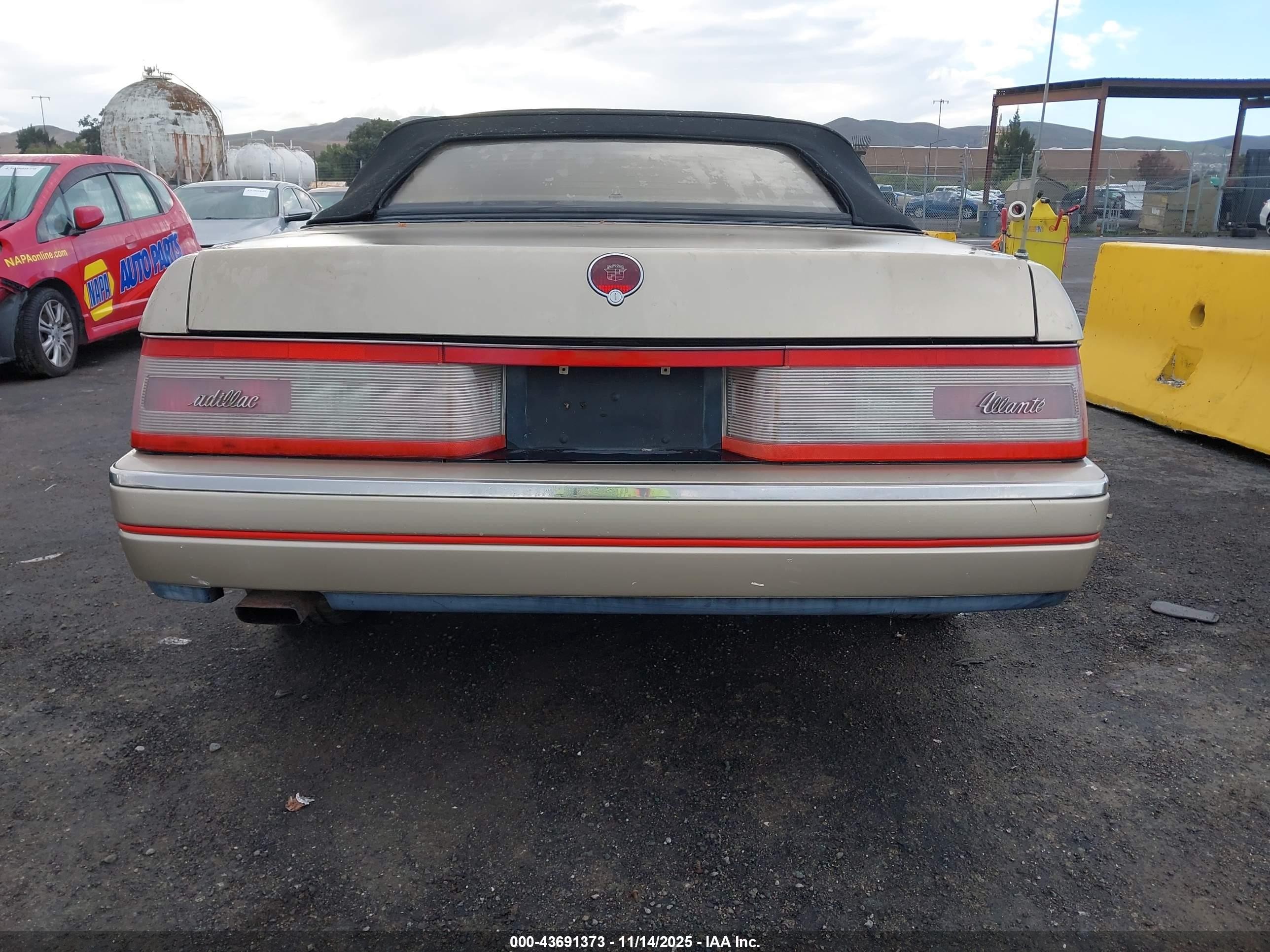 1990 Cadillac Allante   Gold vin: 1G6VS3381LU126242