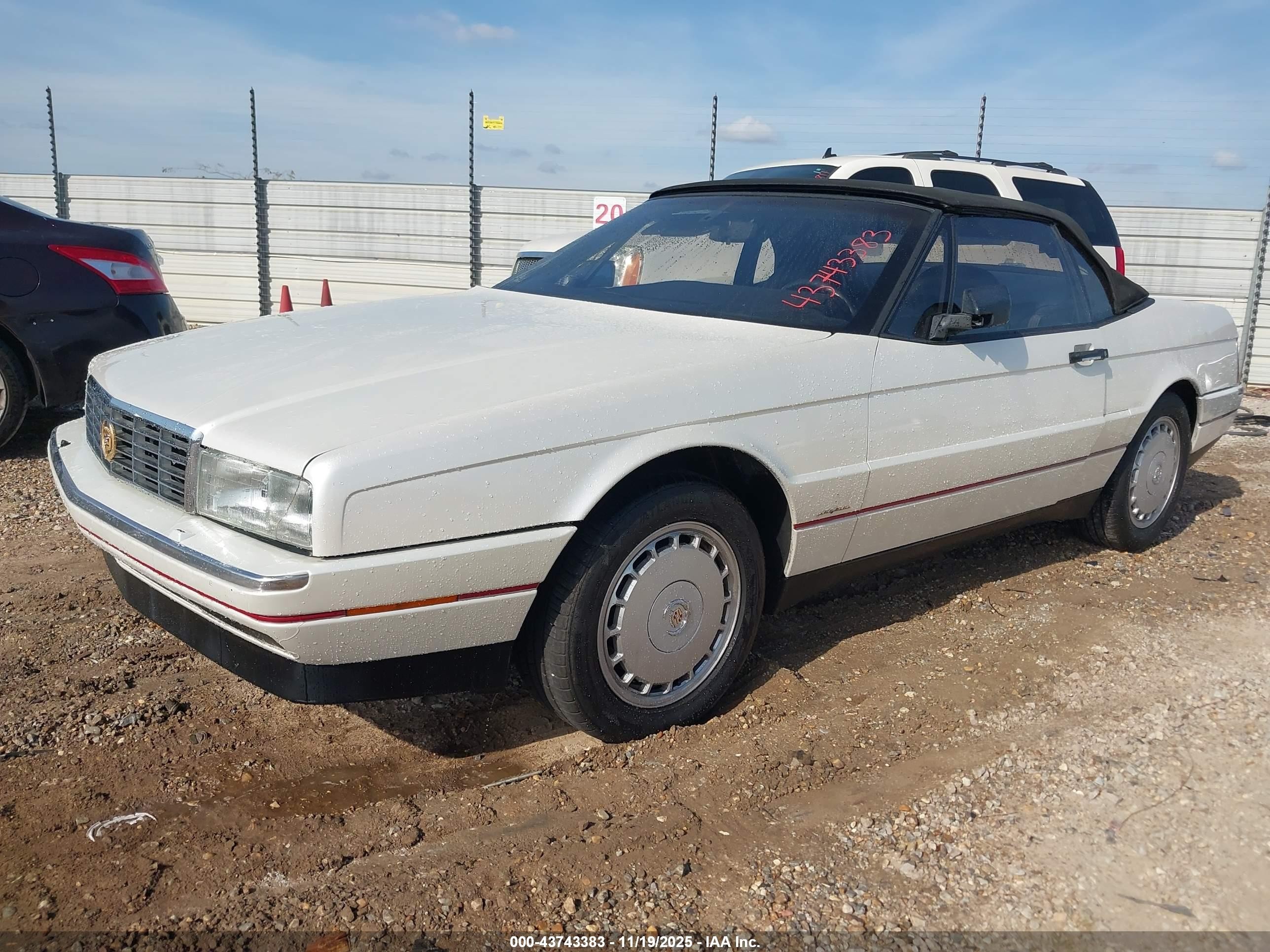 1992 Cadillac Allante   White vin: 1G6VS3387NU125826