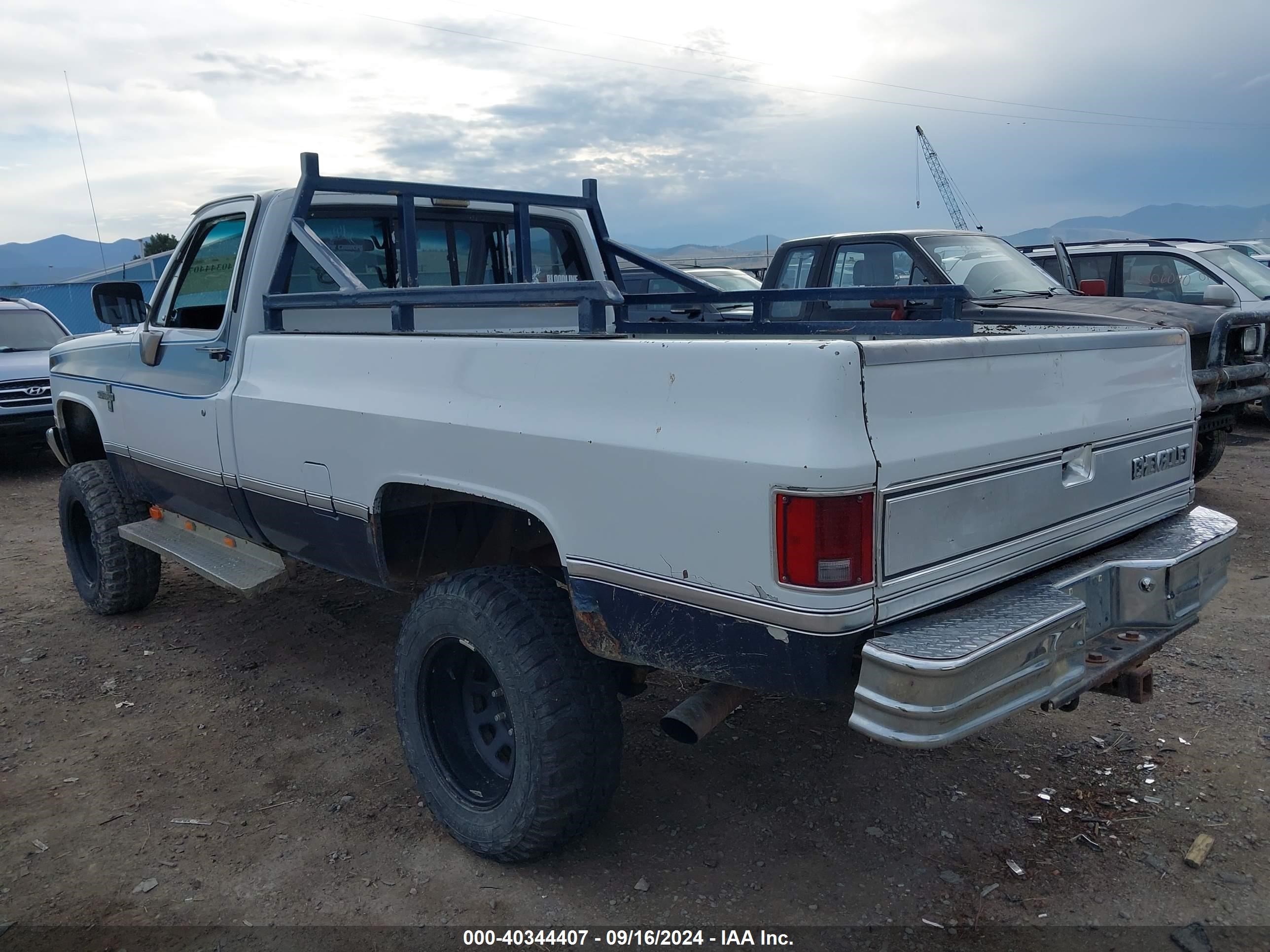 1984 Chevrolet Suburban K10 White vin: 1G8EK16L2EF146812
