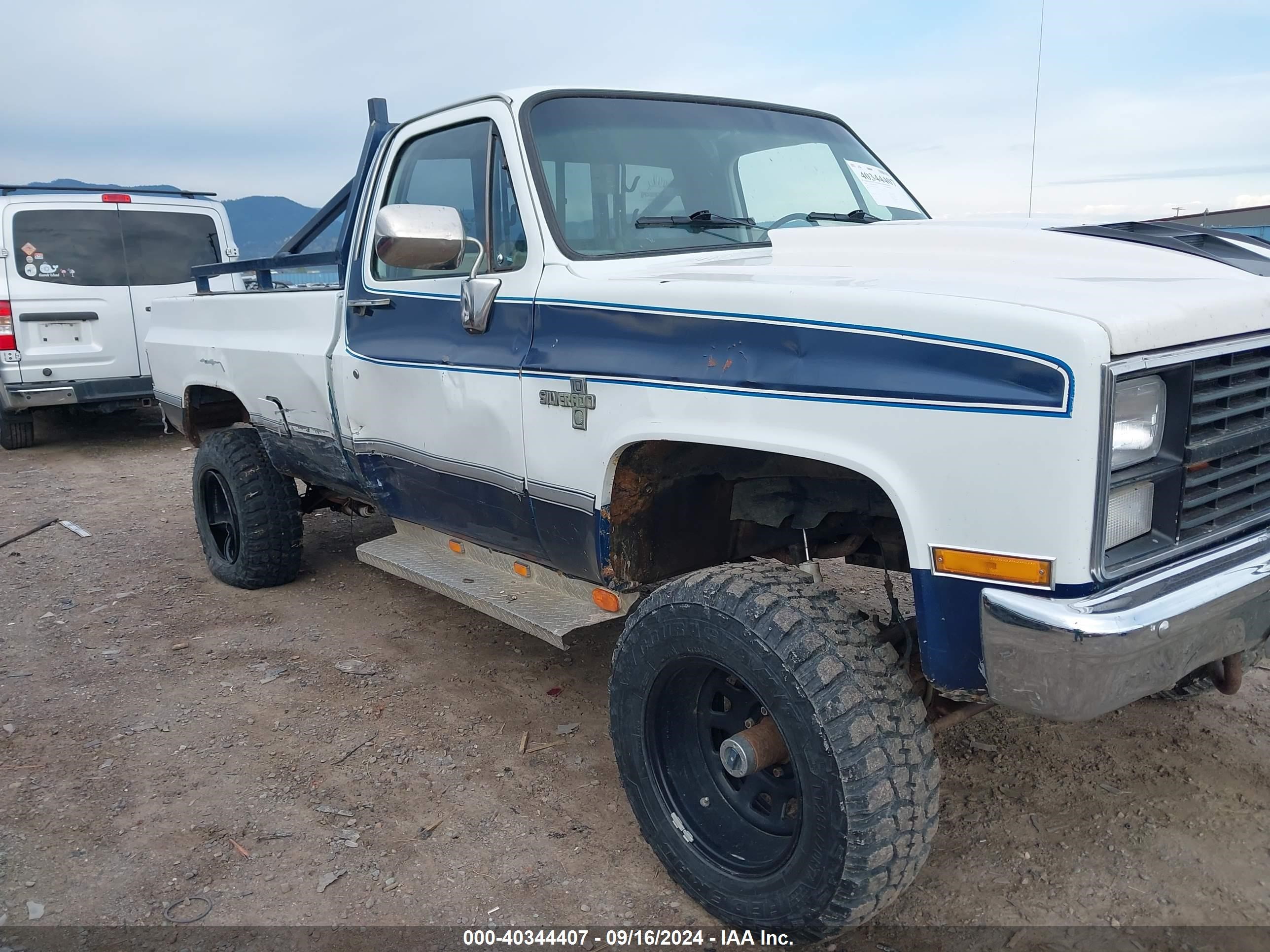 1984 Chevrolet Suburban K10 White vin: 1G8EK16L2EF146812