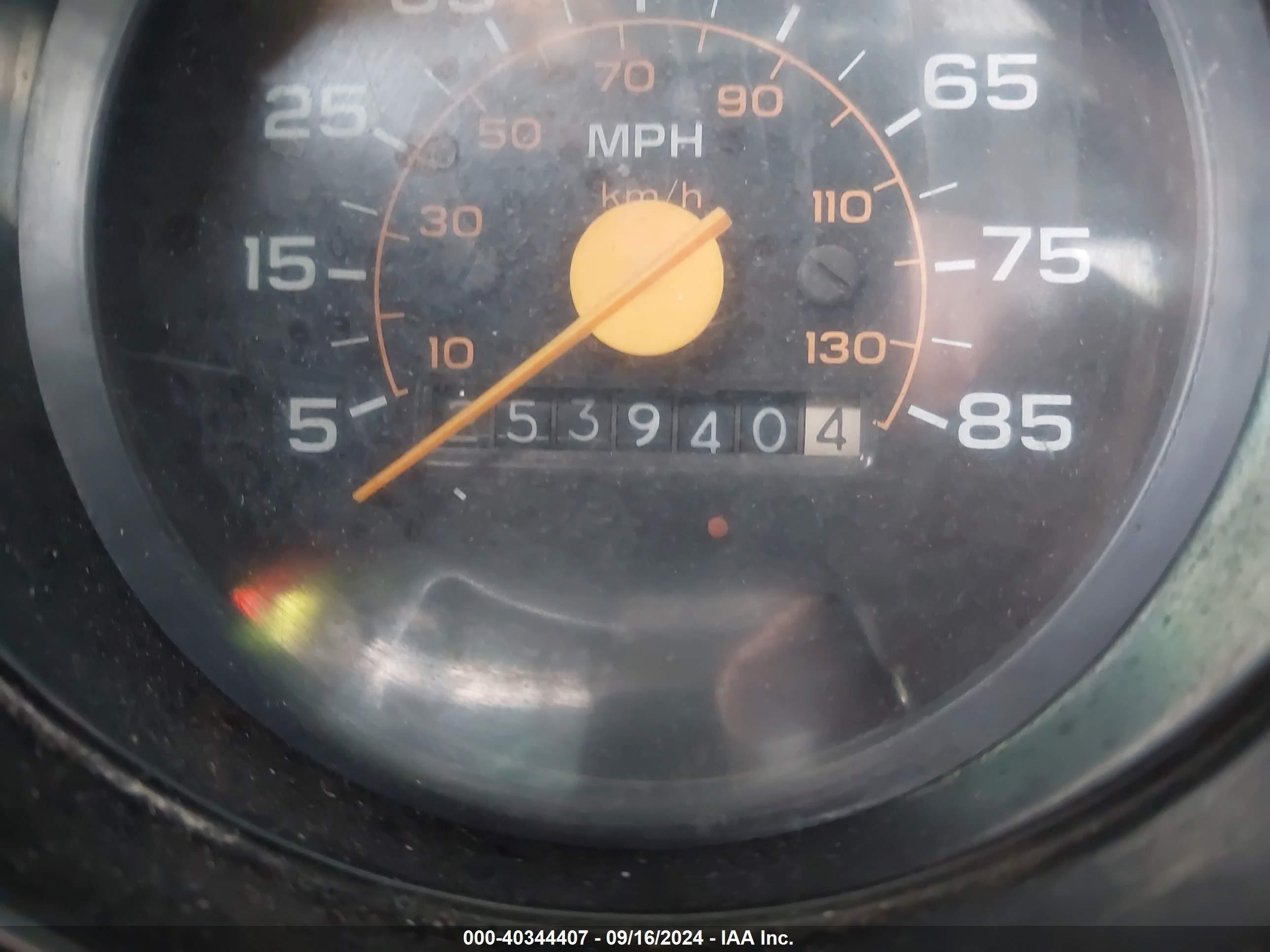 1984 Chevrolet Suburban K10 White vin: 1G8EK16L2EF146812