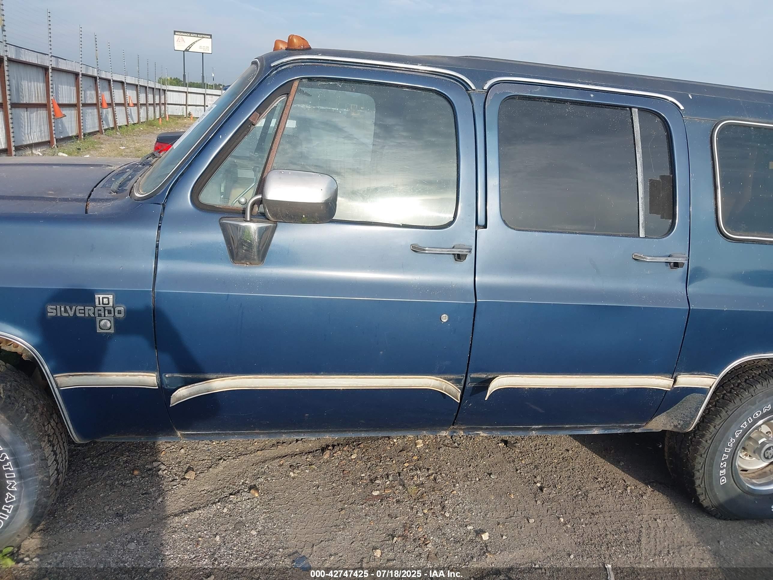 1984 Chevrolet Suburban K10 Blue vin: 1G8EK16L4EF128702