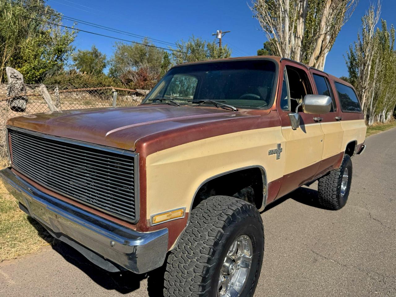 1986 Chevrolet Suburban K10 Two Tone vin: 1G8EK16L6GF104341