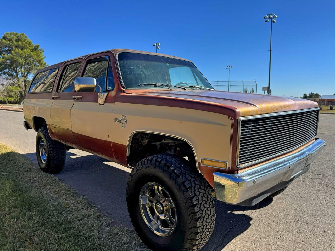 1986 Chevrolet Suburban K10 Two Tone vin: 1G8EK16L6GF104341