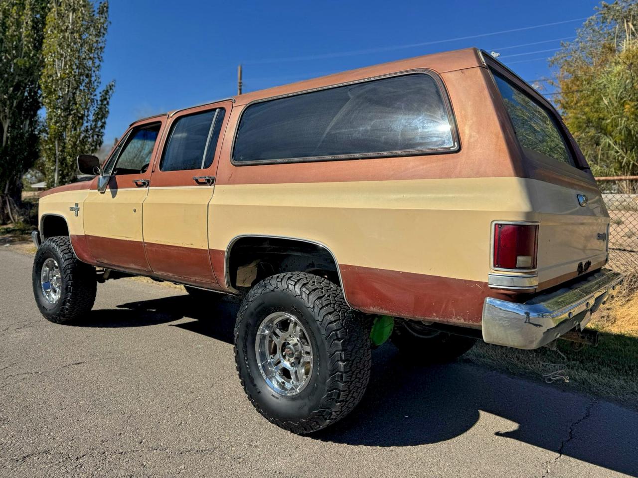 1986 Chevrolet Suburban K10 Two Tone vin: 1G8EK16L6GF104341
