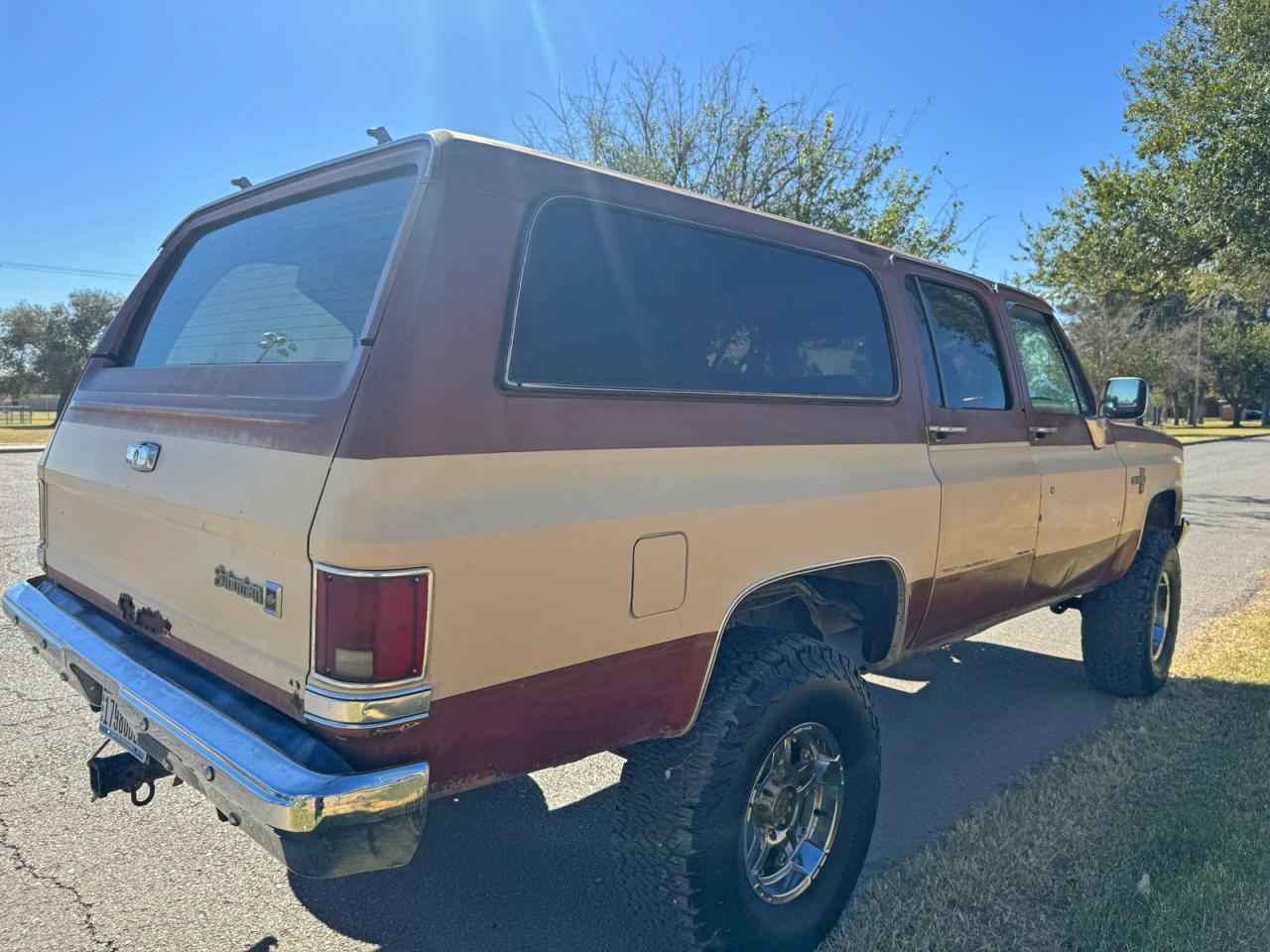 1986 Chevrolet Suburban K10 Two Tone vin: 1G8EK16L6GF104341