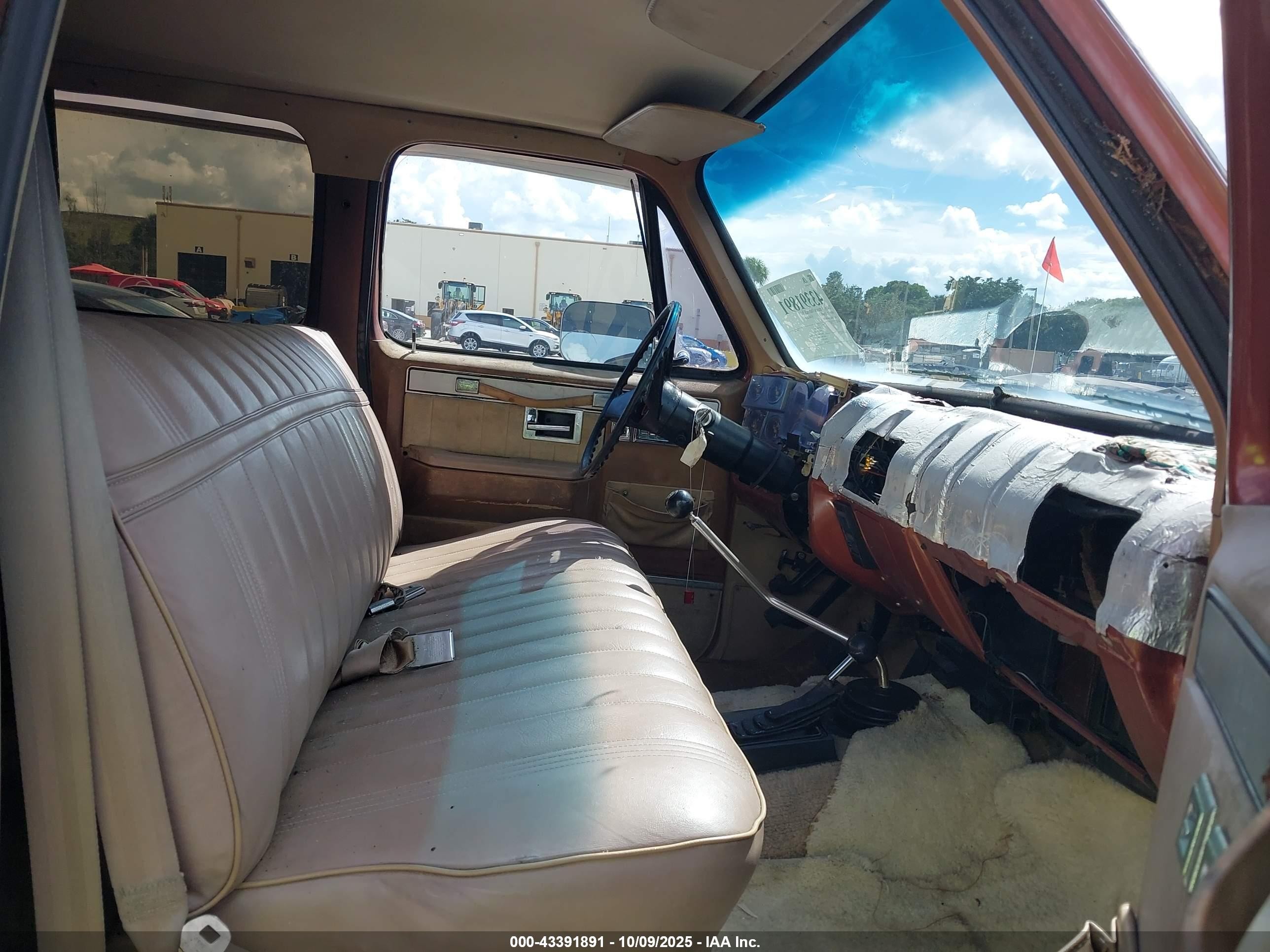 1983 Chevrolet Suburban K2 Brown vin: 1G8GK26M1DF116092