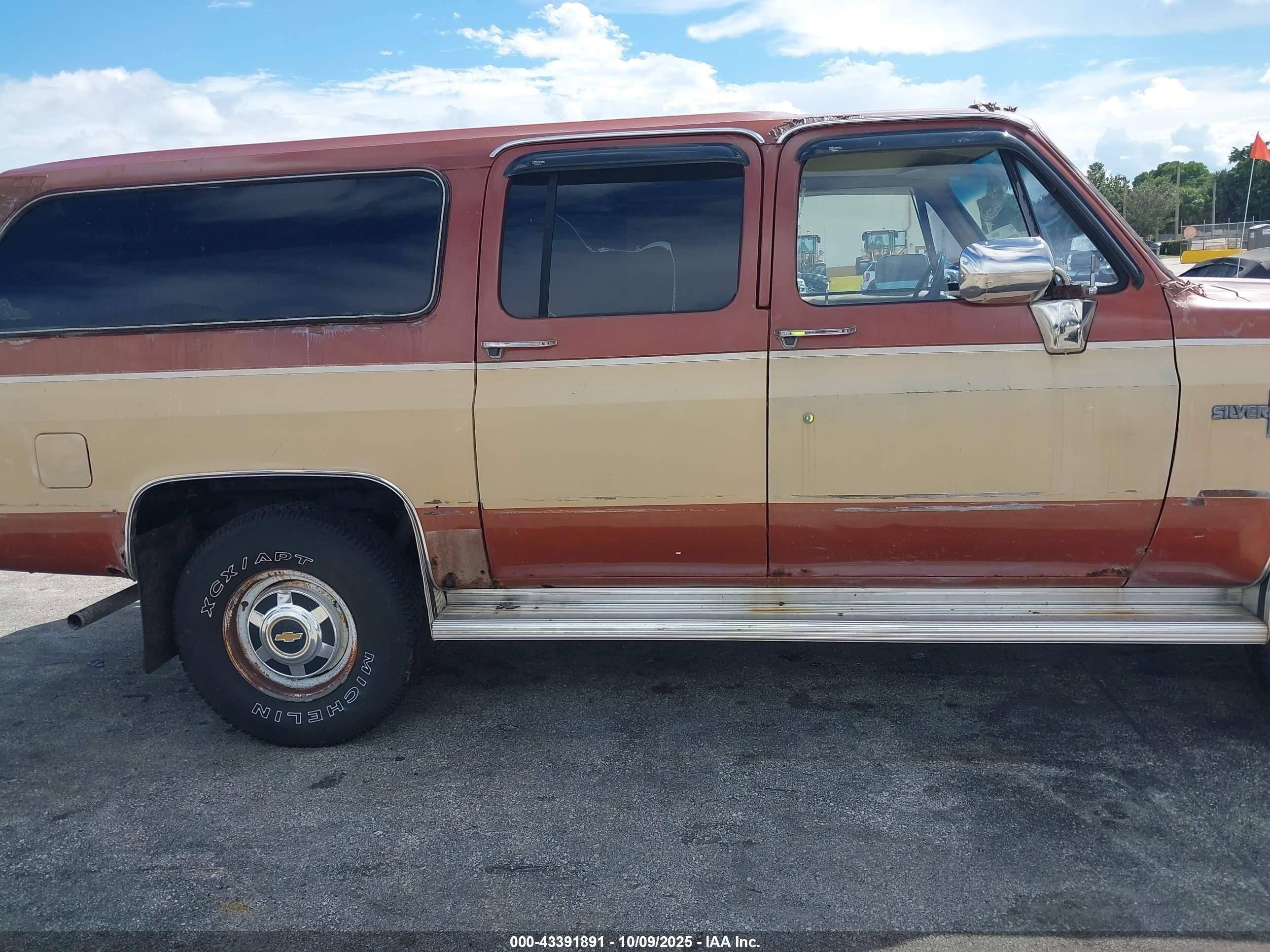1983 Chevrolet Suburban K2 Brown vin: 1G8GK26M1DF116092