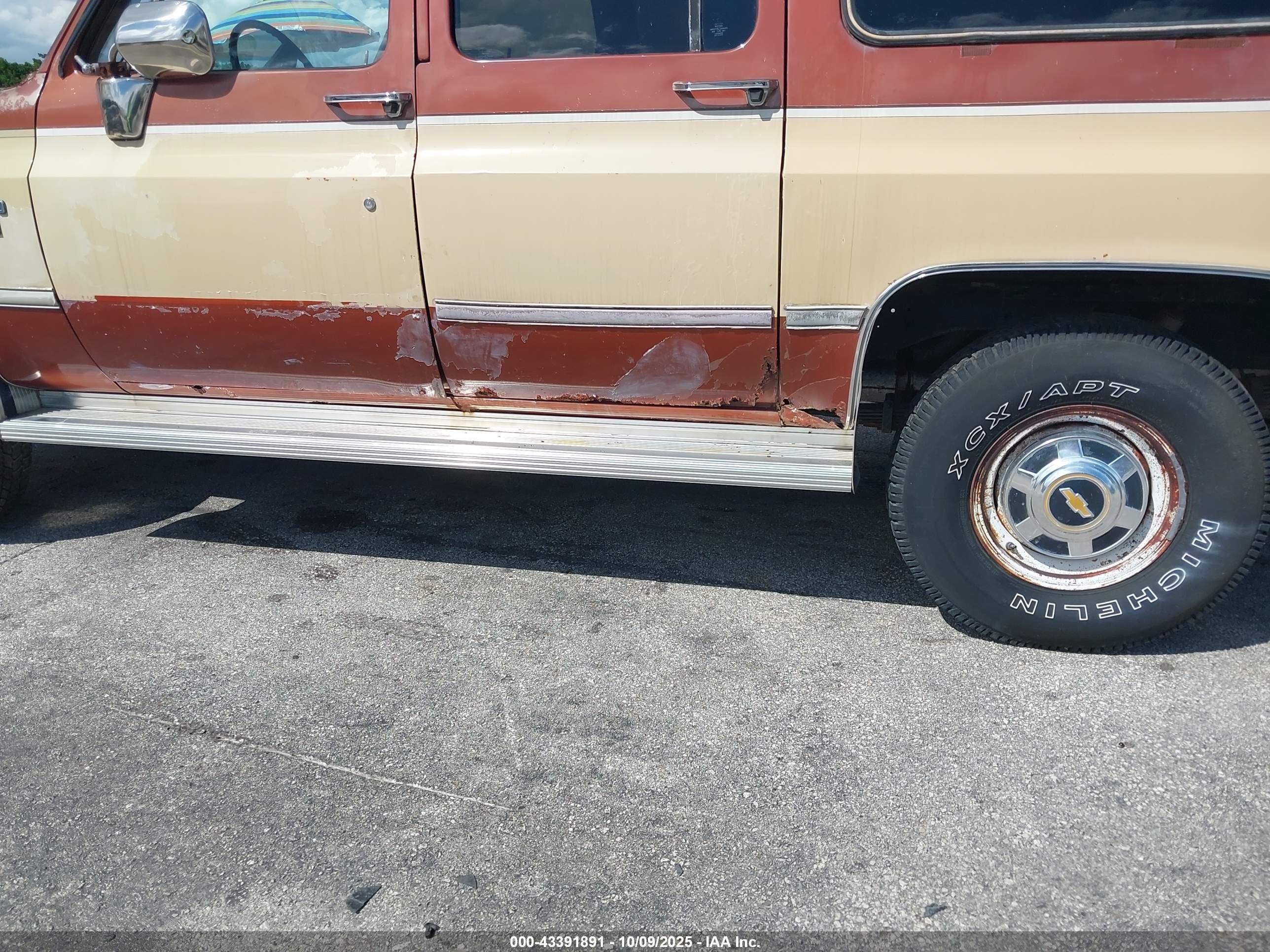 1983 Chevrolet Suburban K2 Brown vin: 1G8GK26M1DF116092