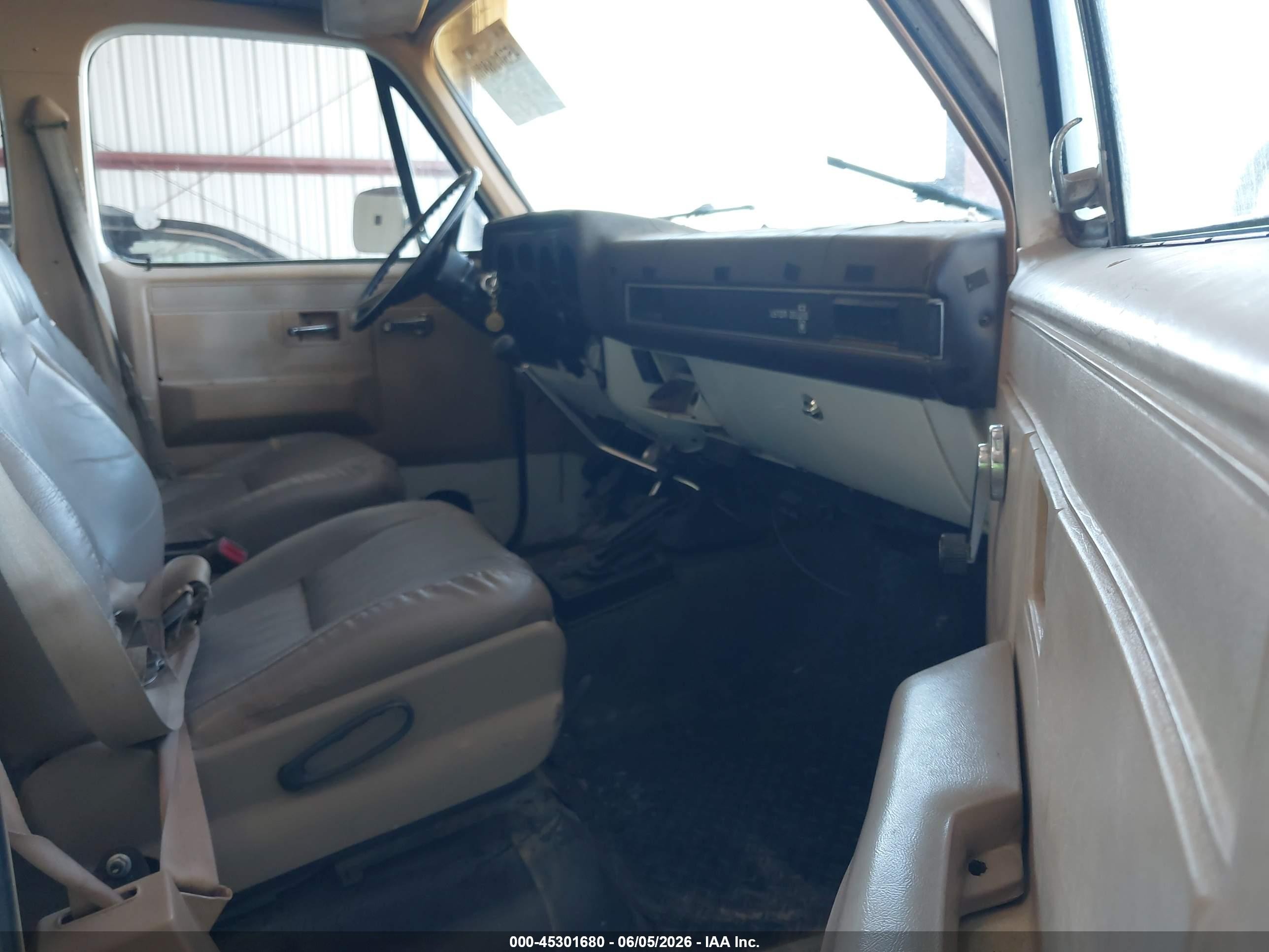1986 Chevrolet Suburban K2 White vin: 1G8GK26MXGF162346